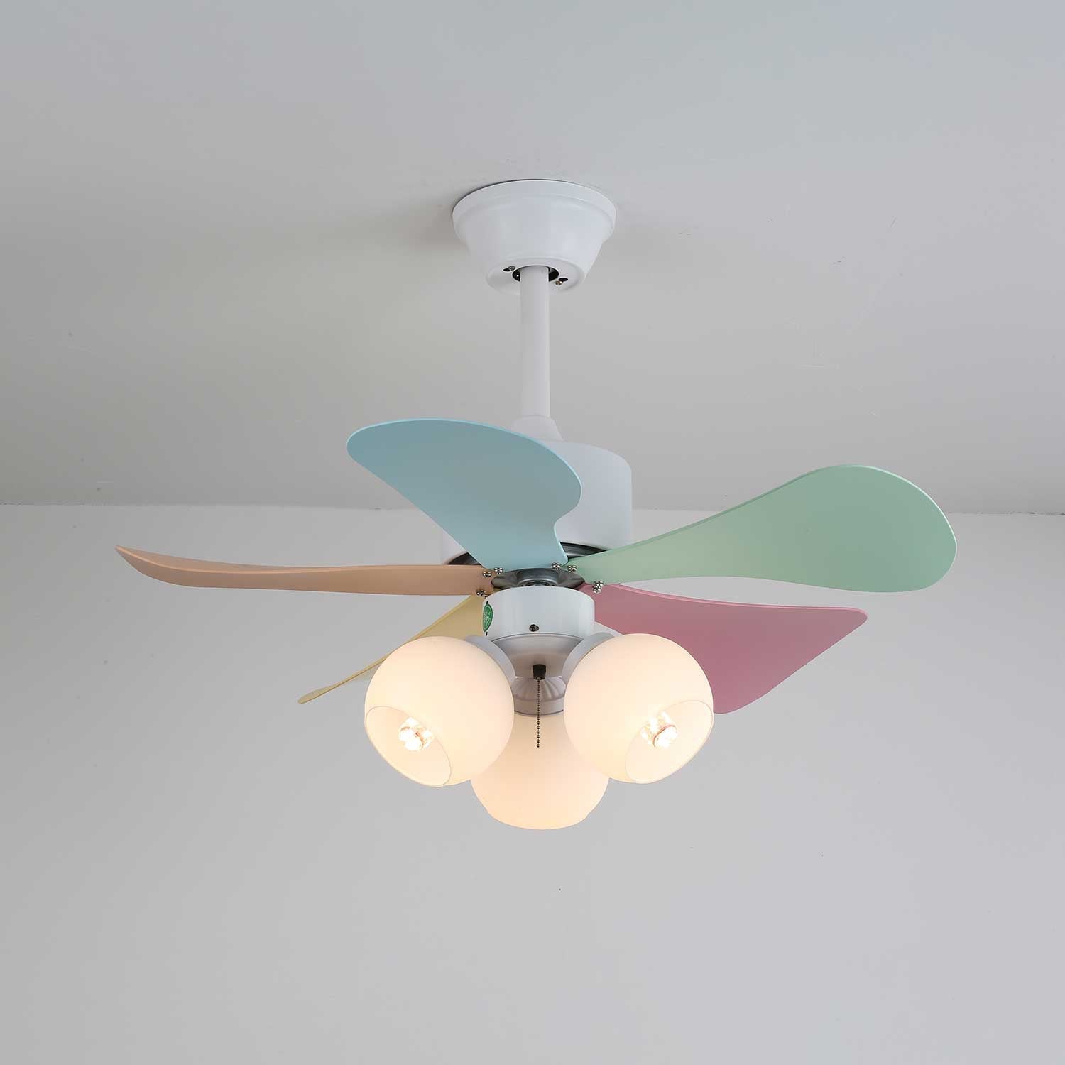 Liora Deckenventilator mit bunter Glasbeleuchtung, Gesamtansicht 10