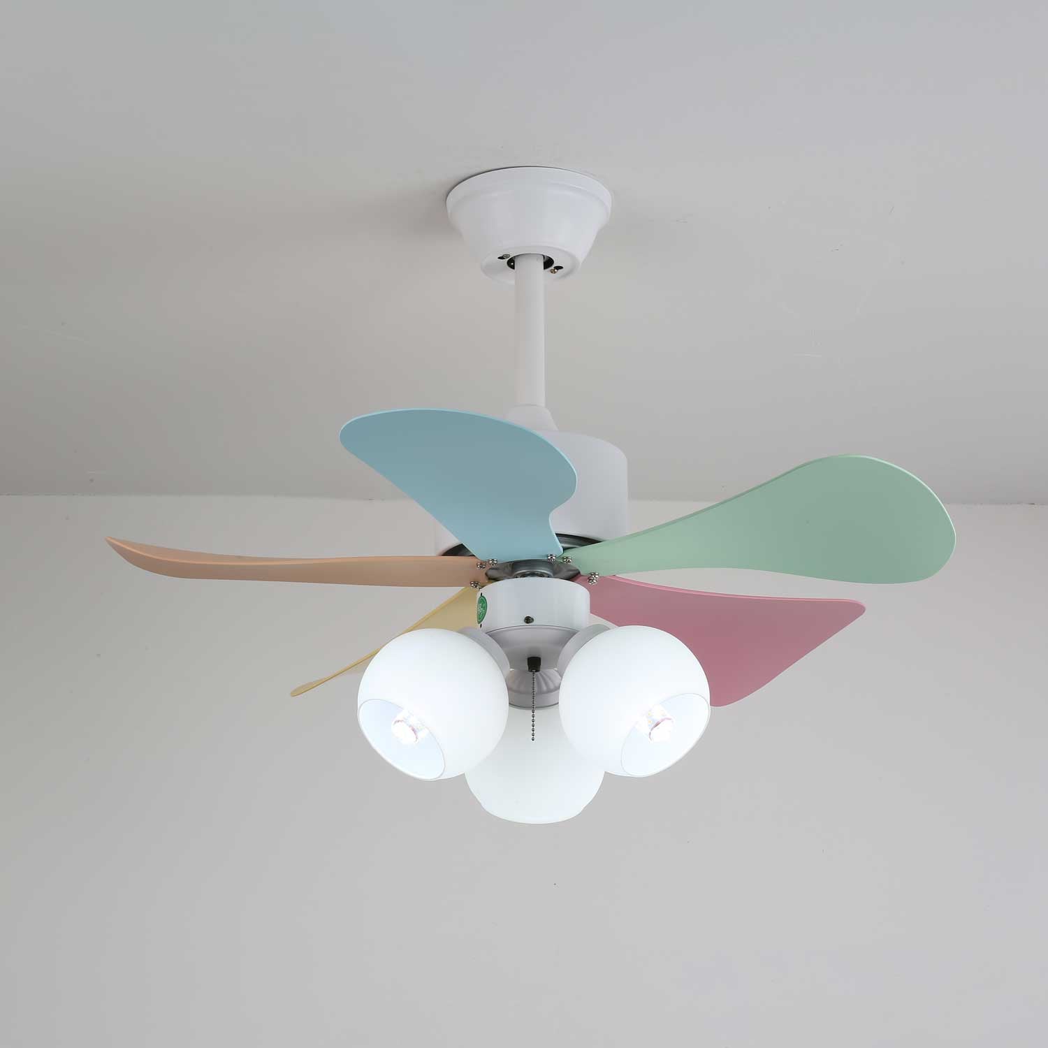 Liora Deckenventilator mit bunter Glasbeleuchtung, Gesamtansicht 11