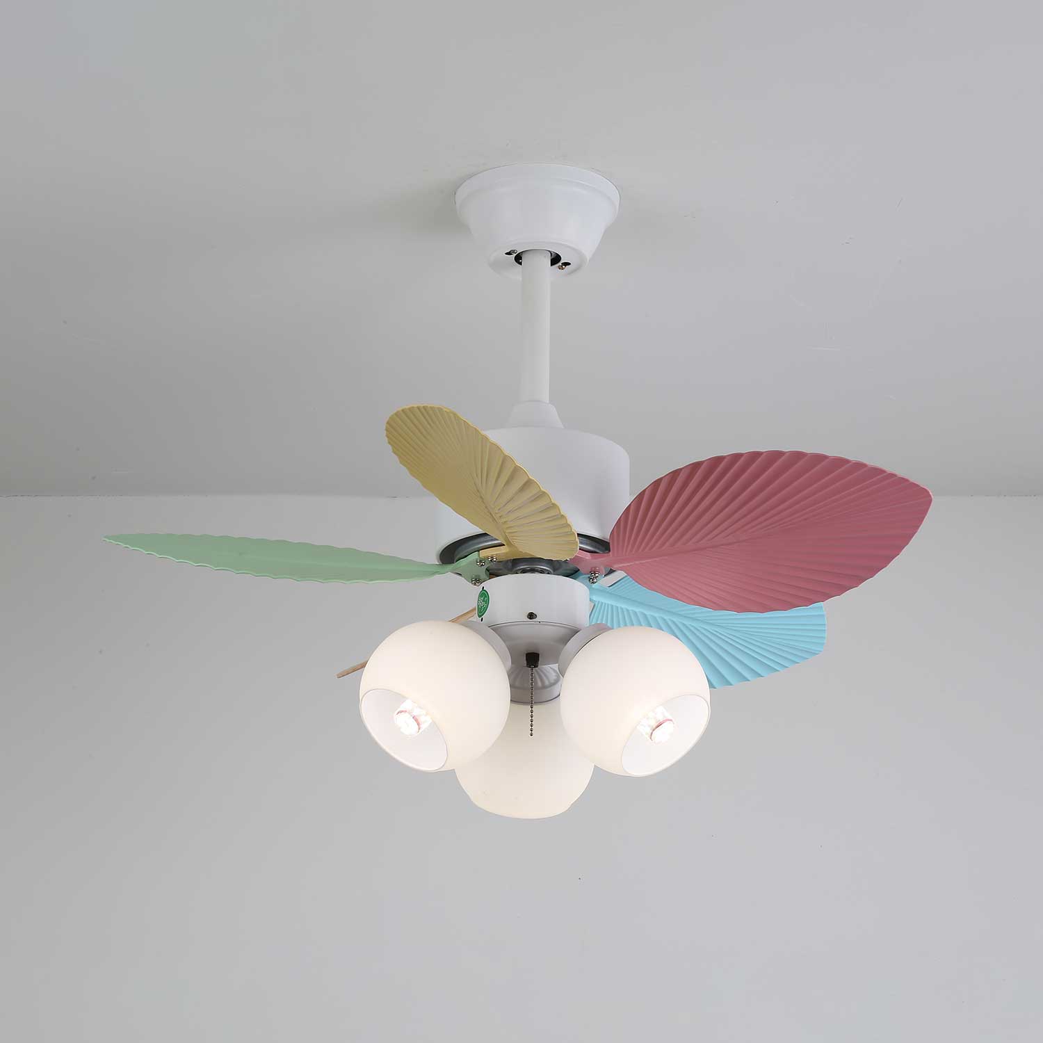 Liora Deckenventilator mit bunter Glasbeleuchtung, Gesamtansicht 12