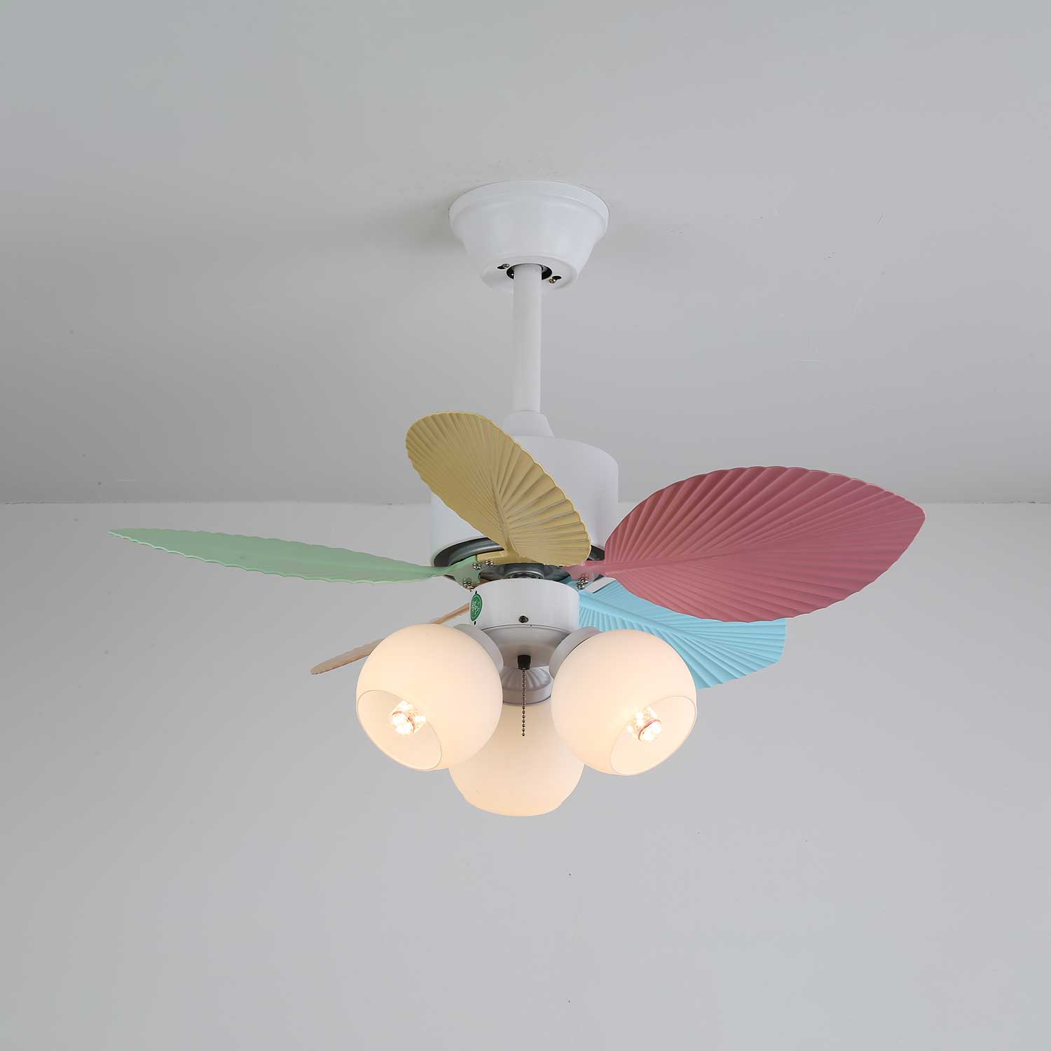 Liora Deckenventilator mit bunter Glasbeleuchtung, Gesamtansicht 13