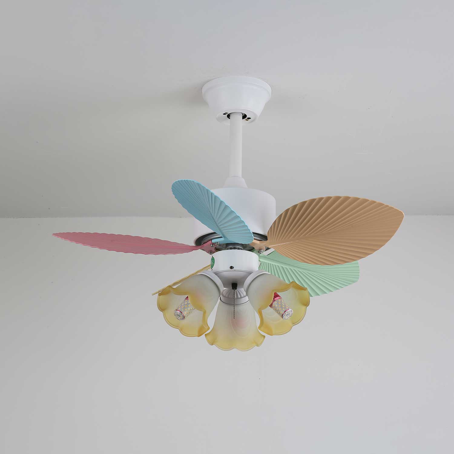 Liora Deckenventilator mit bunter Glasbeleuchtung, Gesamtansicht 15