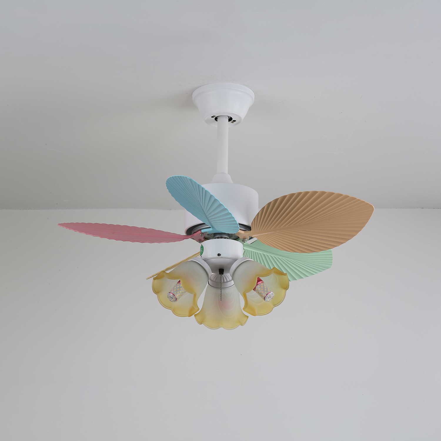 Liora Deckenventilator mit bunter Glasbeleuchtung, Gesamtansicht 17