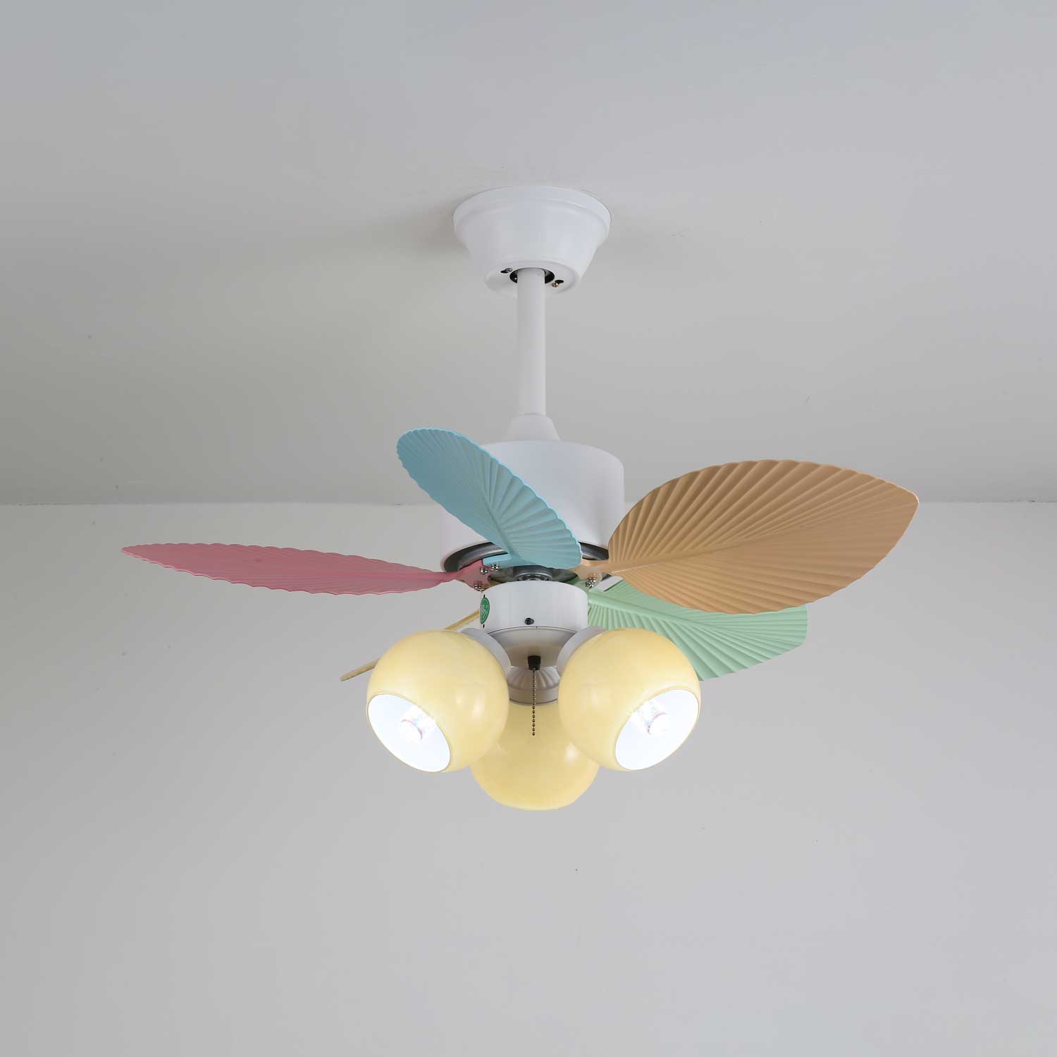 Liora Deckenventilator mit bunter Glasbeleuchtung, Gesamtansicht 18