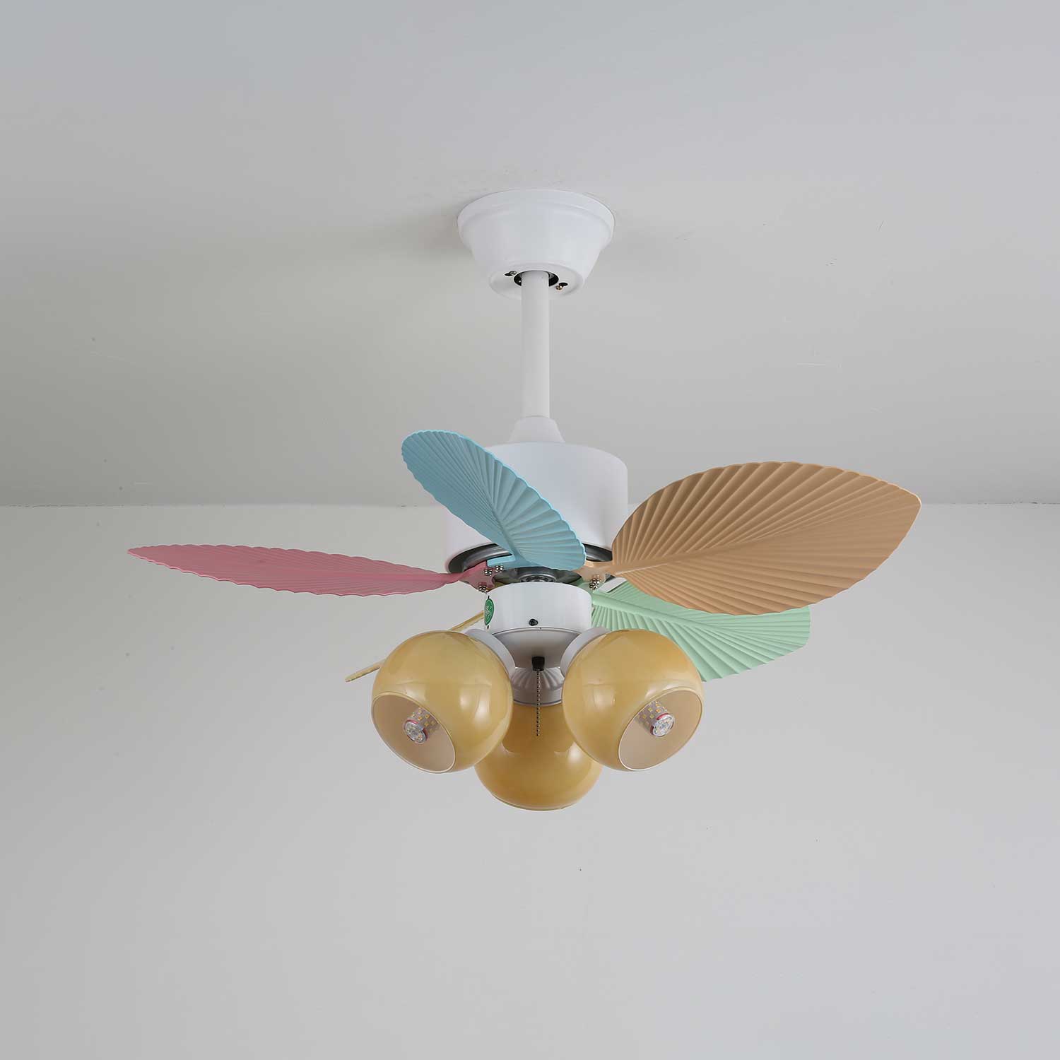 Liora Deckenventilator mit bunter Glasbeleuchtung, im Kinderzimmer