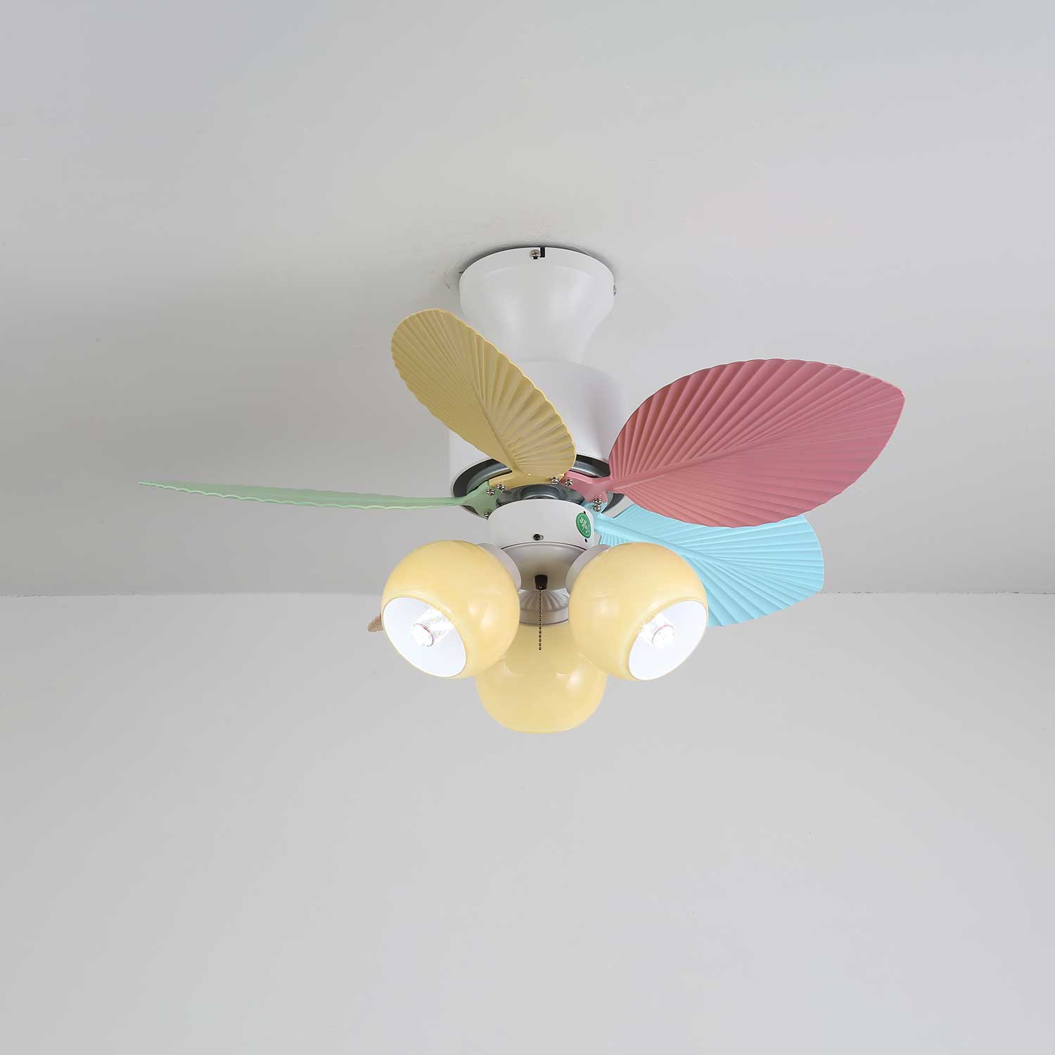Liora Deckenventilator mit bunter Glasbeleuchtung, von unten