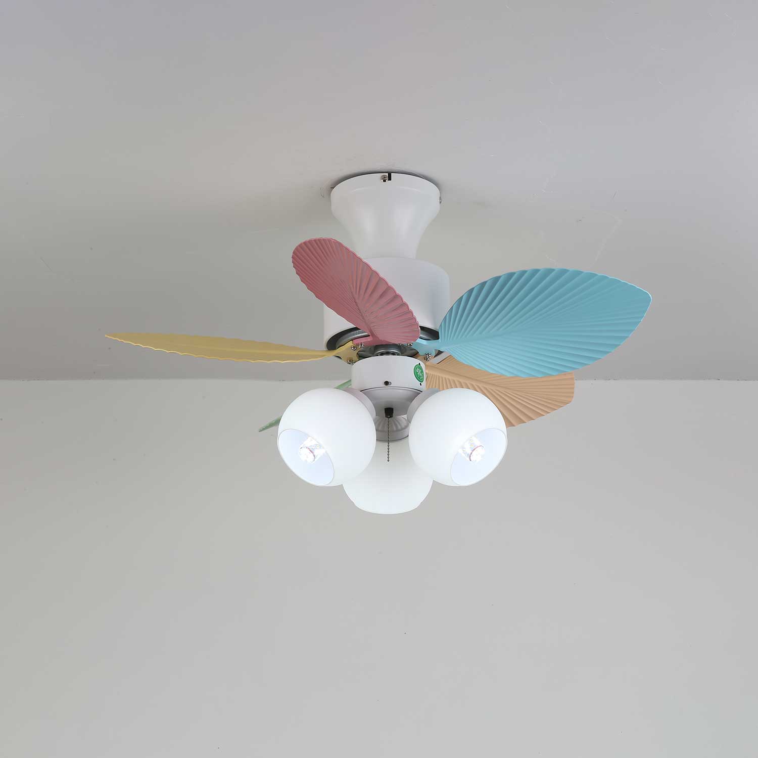 Liora Deckenventilator mit bunter Glasbeleuchtung, in einem Arbeitszimmer
