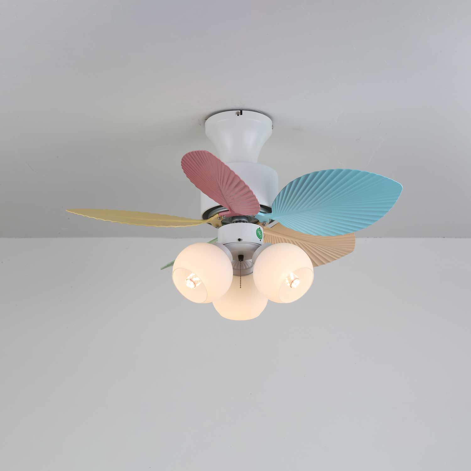 Liora Deckenventilator mit bunter Glasbeleuchtung, saubere Produktaufnahme
