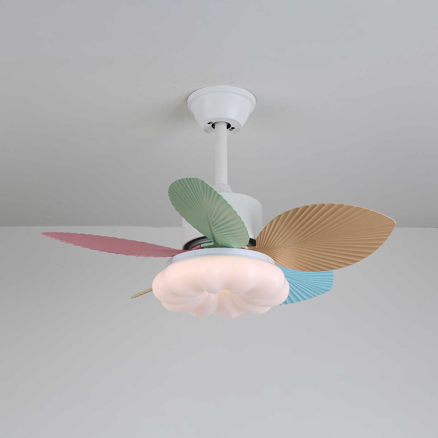 Liora Deckenventilator mit bunter Glasbeleuchtung, zeigt Modellvarianten