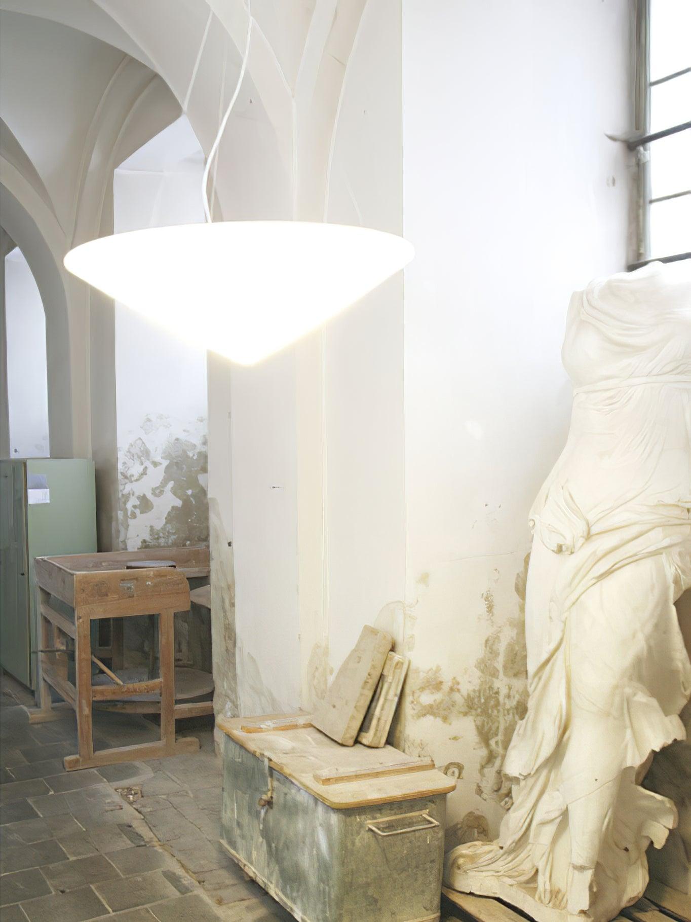 Solara Moderne Pendelleuchte Polyethylen Schräghut Minimalistisch-Letslighting
