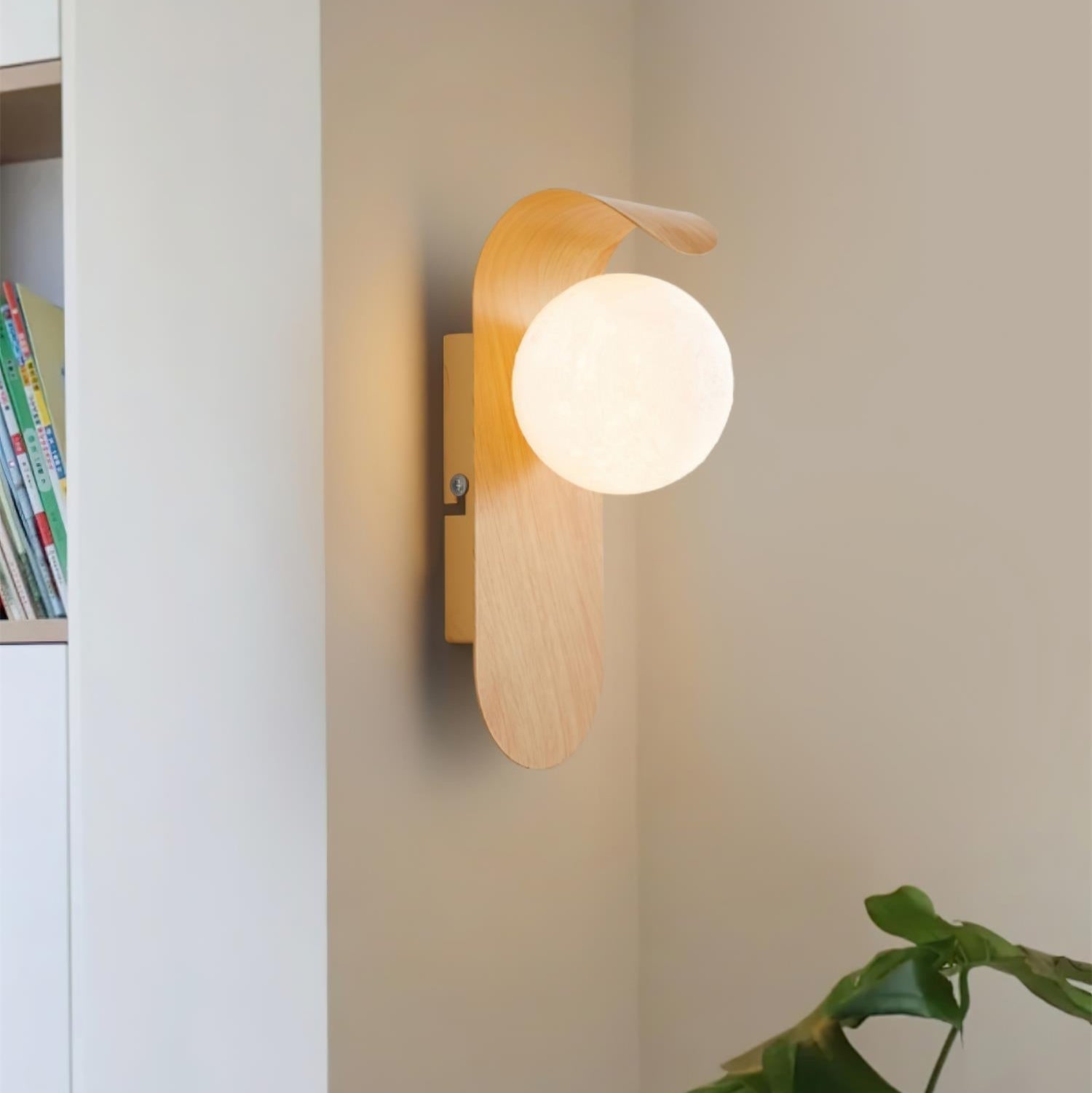 Exuro Wandleuchte für den Innenbereich aus Holz / Nussbaum