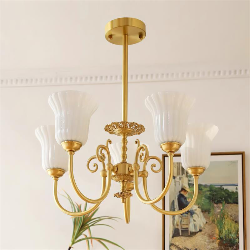 Alto Kronleuchter Messing Arme Weißes Glas-Letslighting