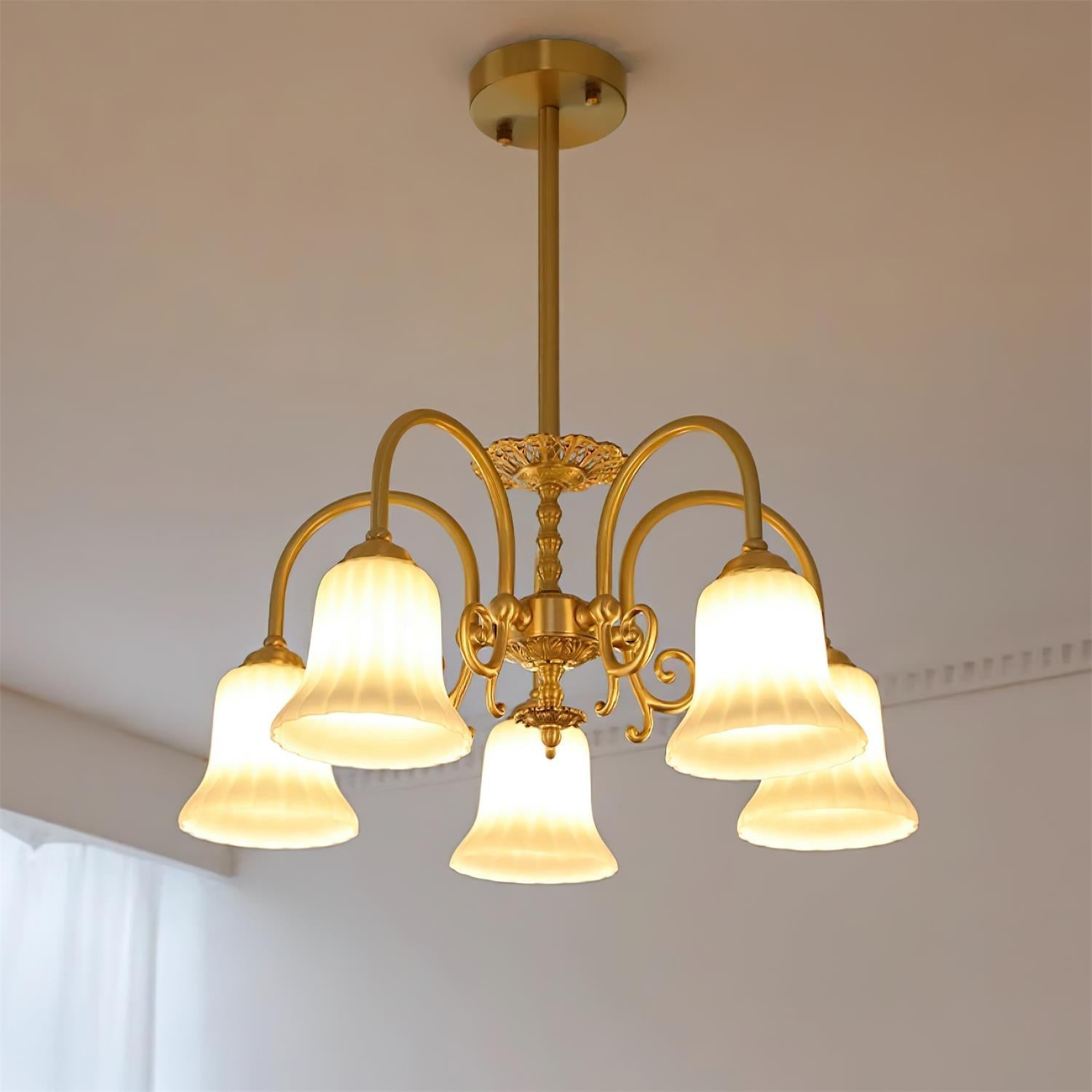 Alto Kronleuchter Messing Arme Weißes Glas-Letslighting