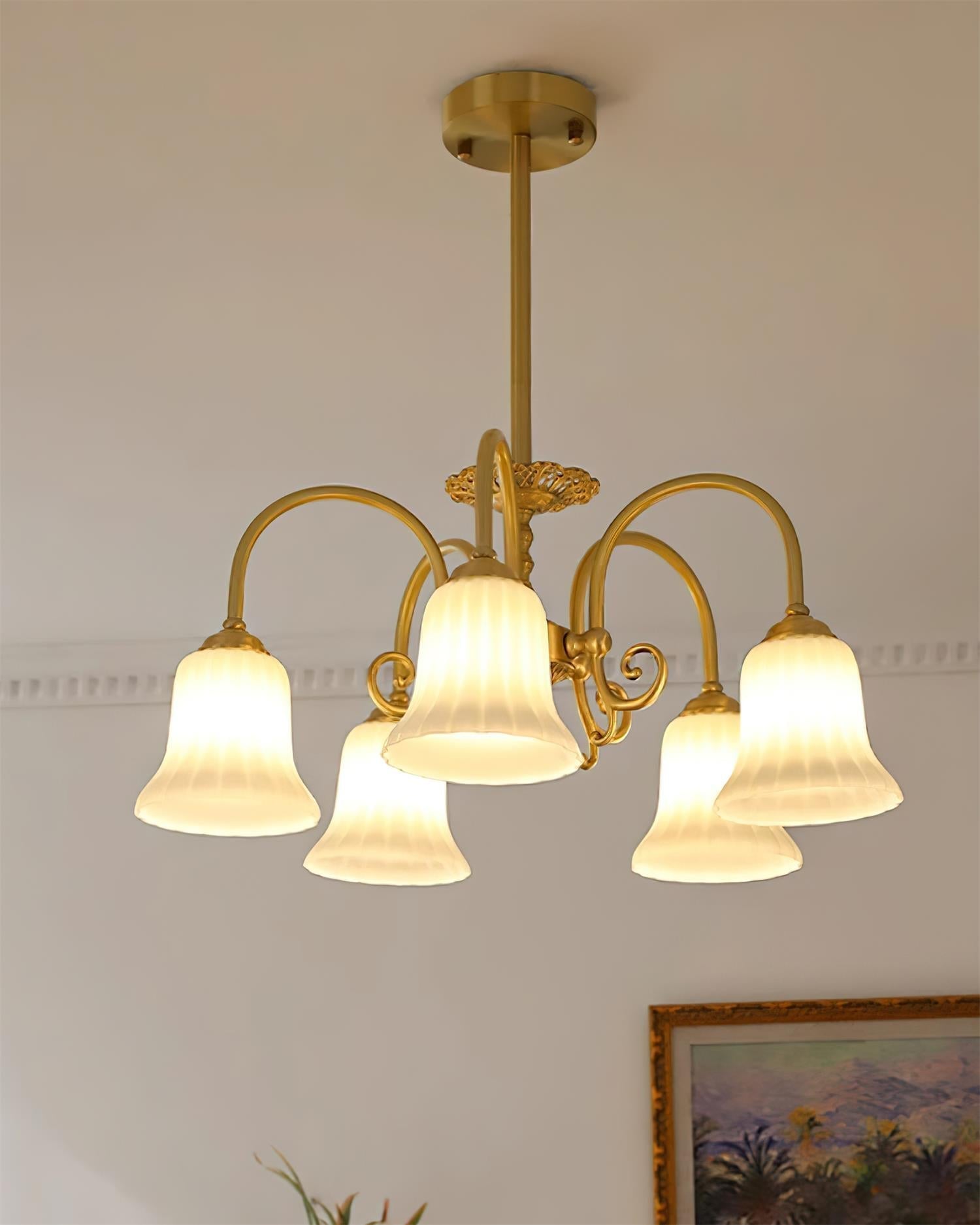 Alto Kronleuchter Messing Arme Weißes Glas-Letslighting