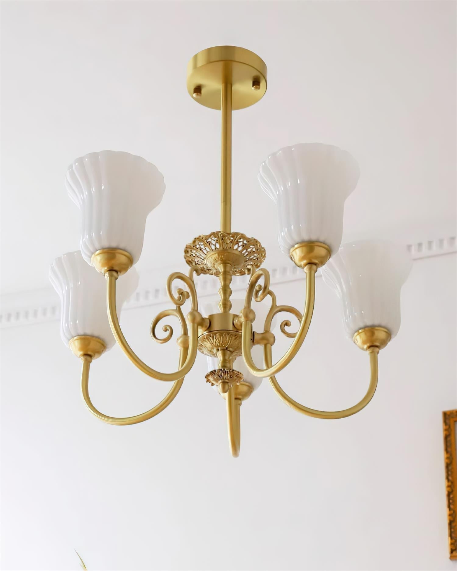 Alto Kronleuchter Messing Arme Weißes Glas-Letslighting