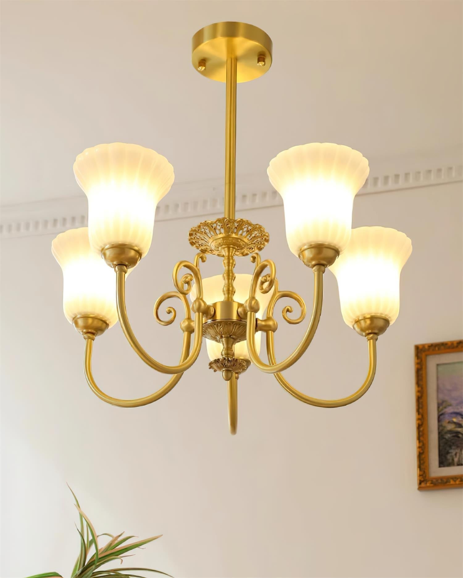 Alto Kronleuchter Messing Arme Weißes Glas-Letslighting