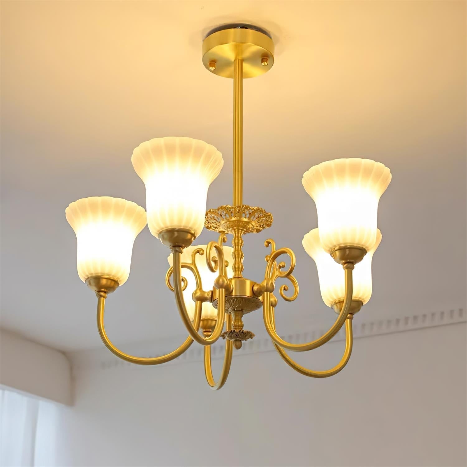 Alto Kronleuchter Messing Arme Weißes Glas-Letslighting