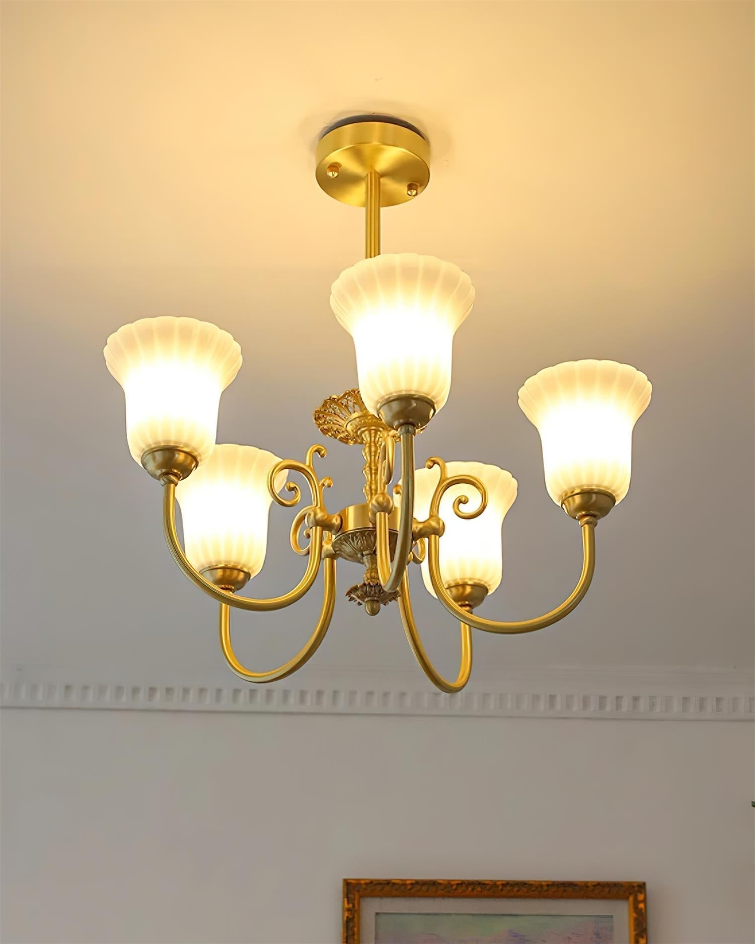 Alto Kronleuchter Messing Arme Weißes Glas-Letslighting