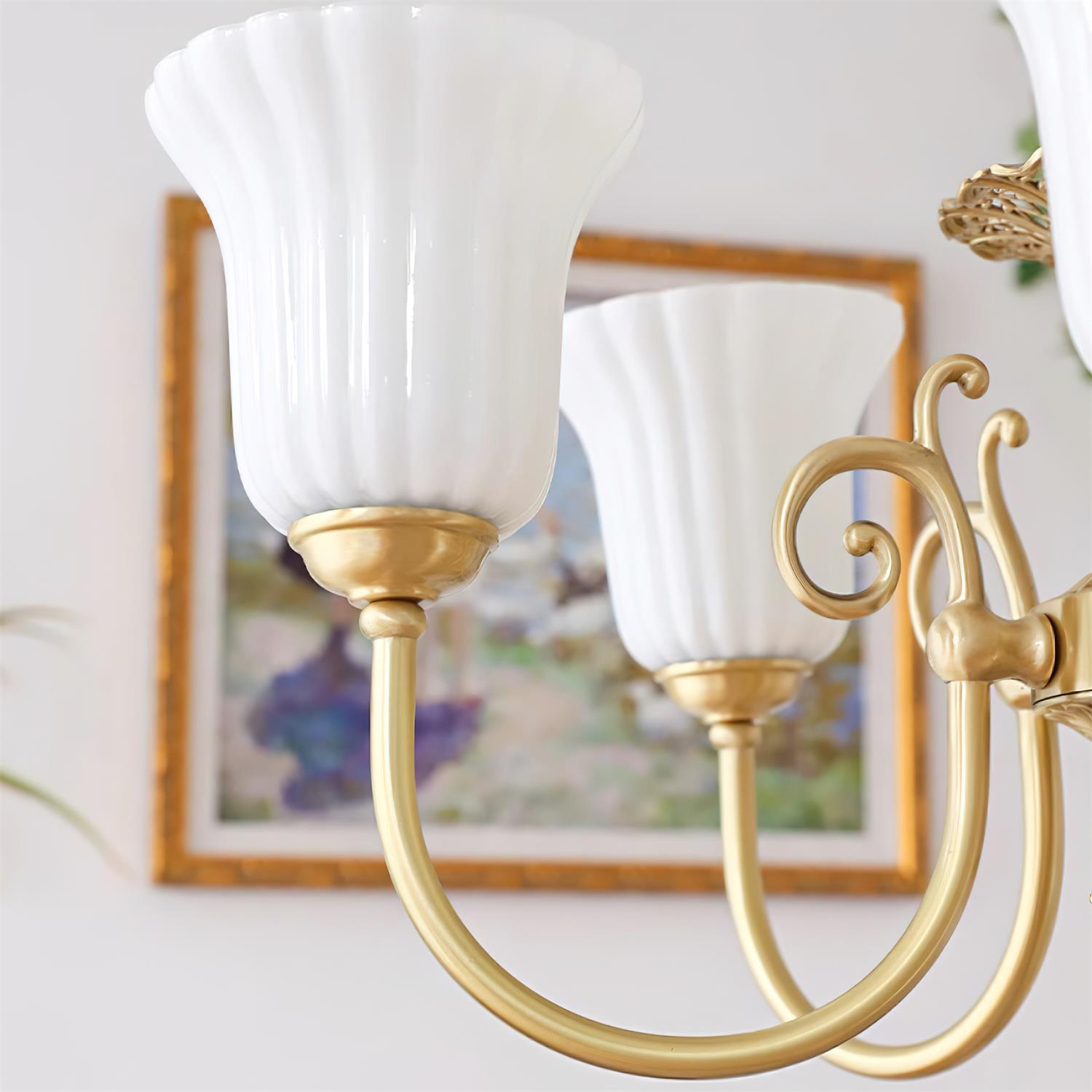 Alto Kronleuchter Messing Arme Weißes Glas-Letslighting