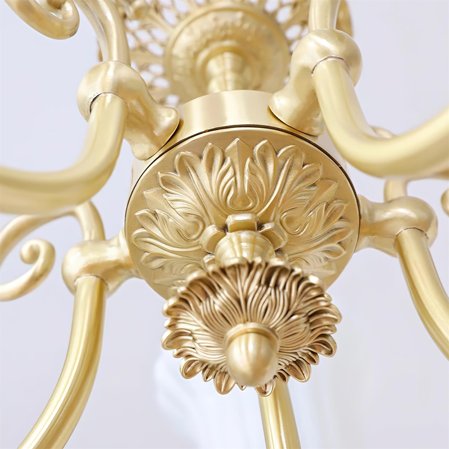 Alto Kronleuchter Messing Arme Weißes Glas-Letslighting
