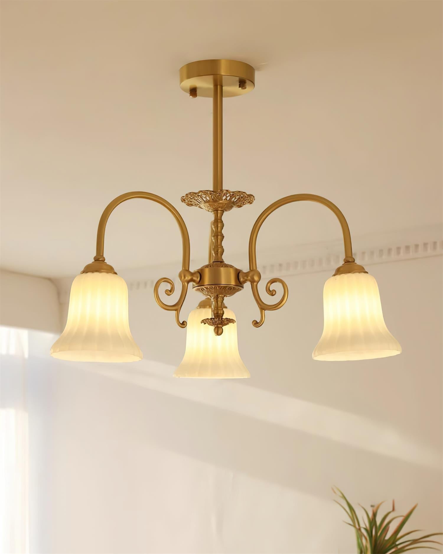 Alto Kronleuchter Messing Arme Weißes Glas-Letslighting