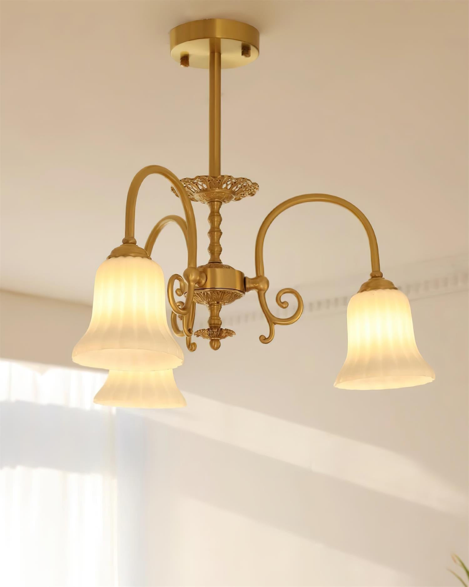 Alto Kronleuchter Messing Arme Weißes Glas-Letslighting