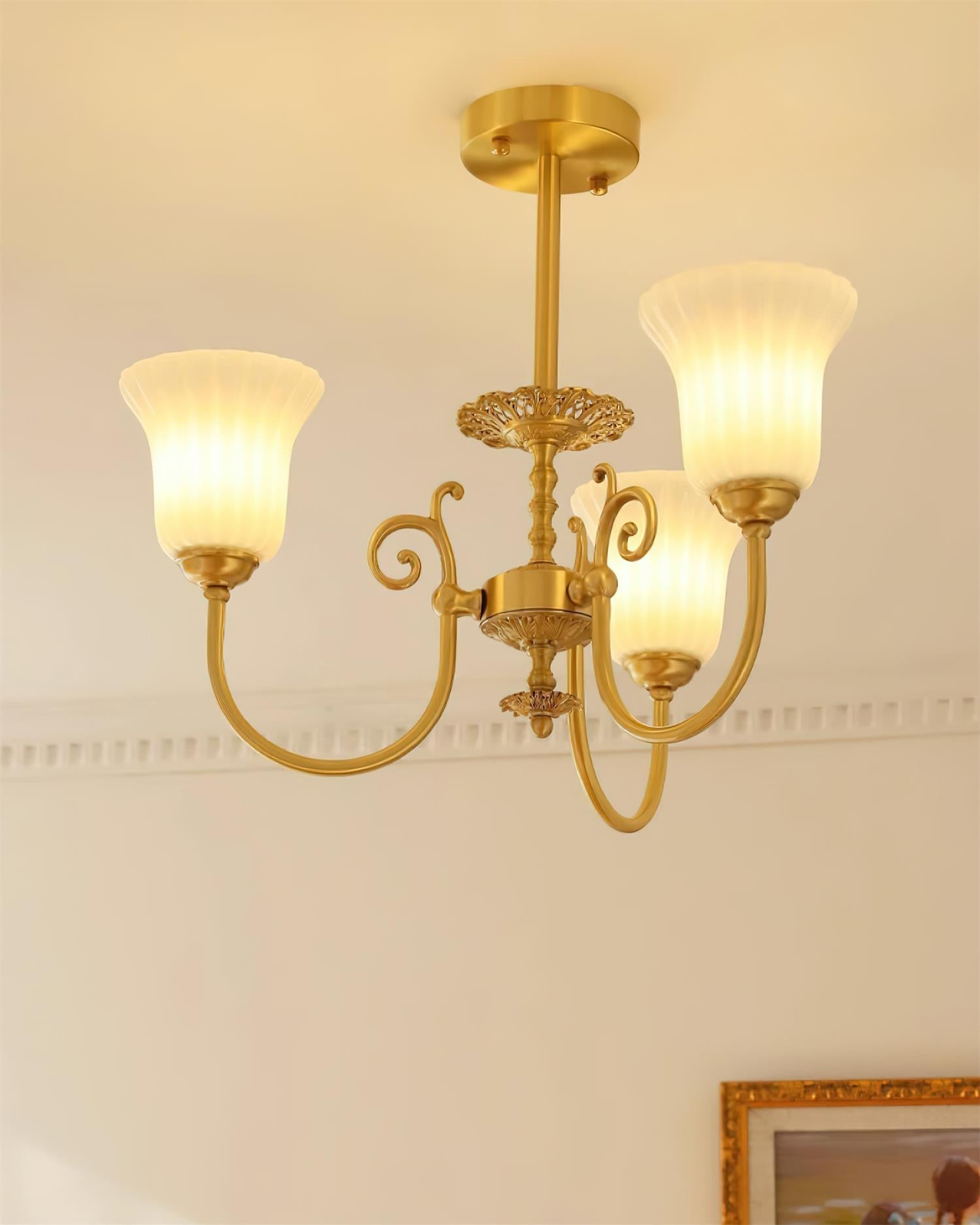 Alto Kronleuchter Messing Arme Weißes Glas-Letslighting