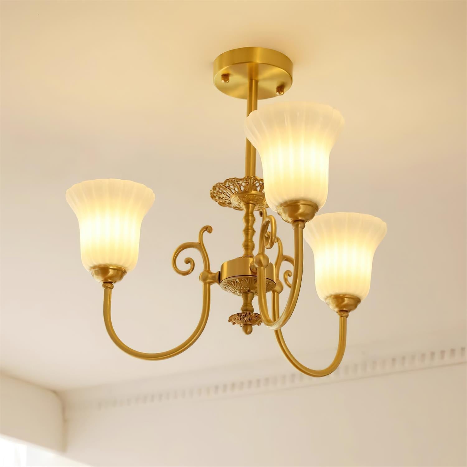 Alto Kronleuchter Messing Arme Weißes Glas-Letslighting