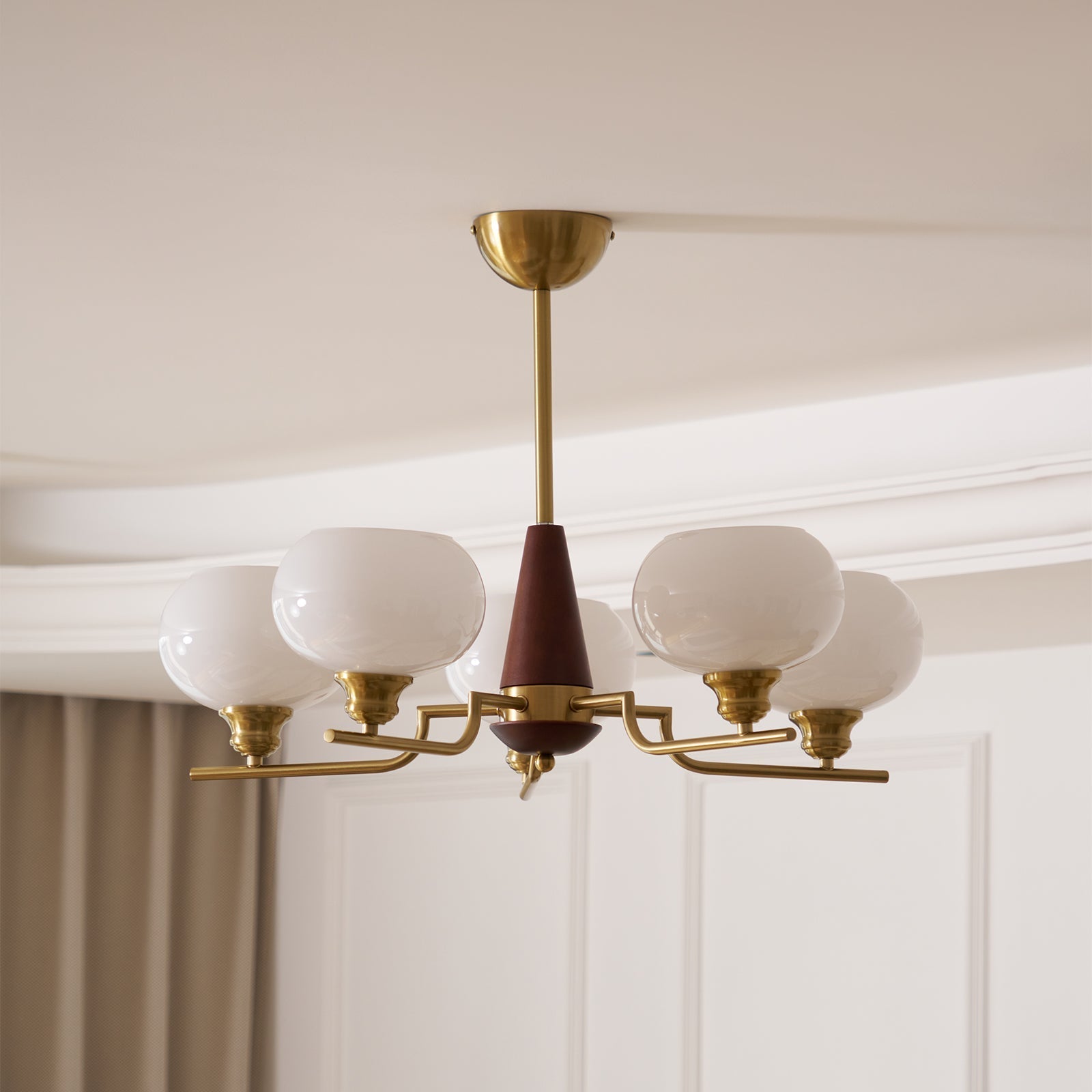Lustra Kronleuchter Walnuss Mattglas-Kugeln-Letslighting