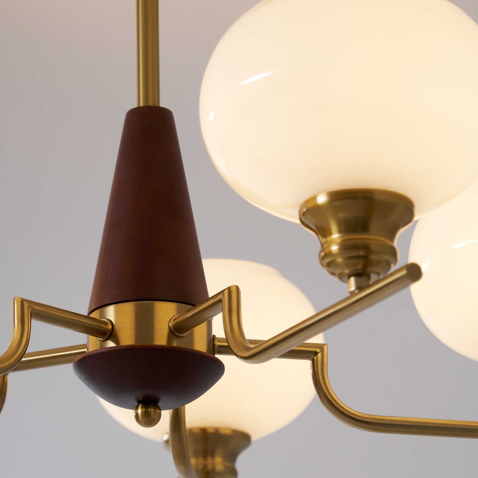 Lustra Kronleuchter Walnuss Mattglas-Kugeln-Letslighting
