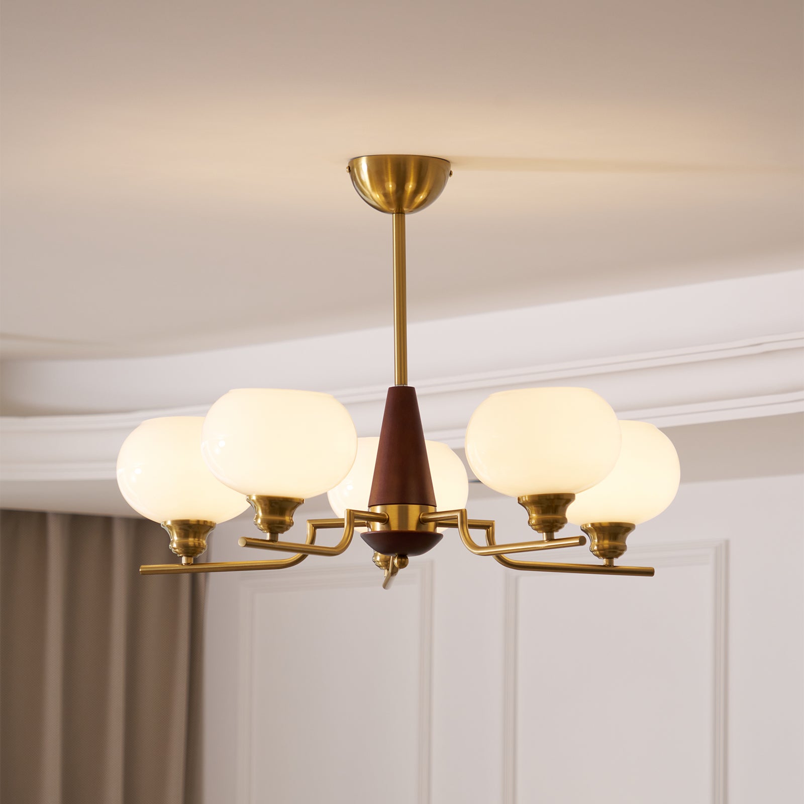 Lustra Kronleuchter Walnuss Mattglas-Kugeln-Letslighting