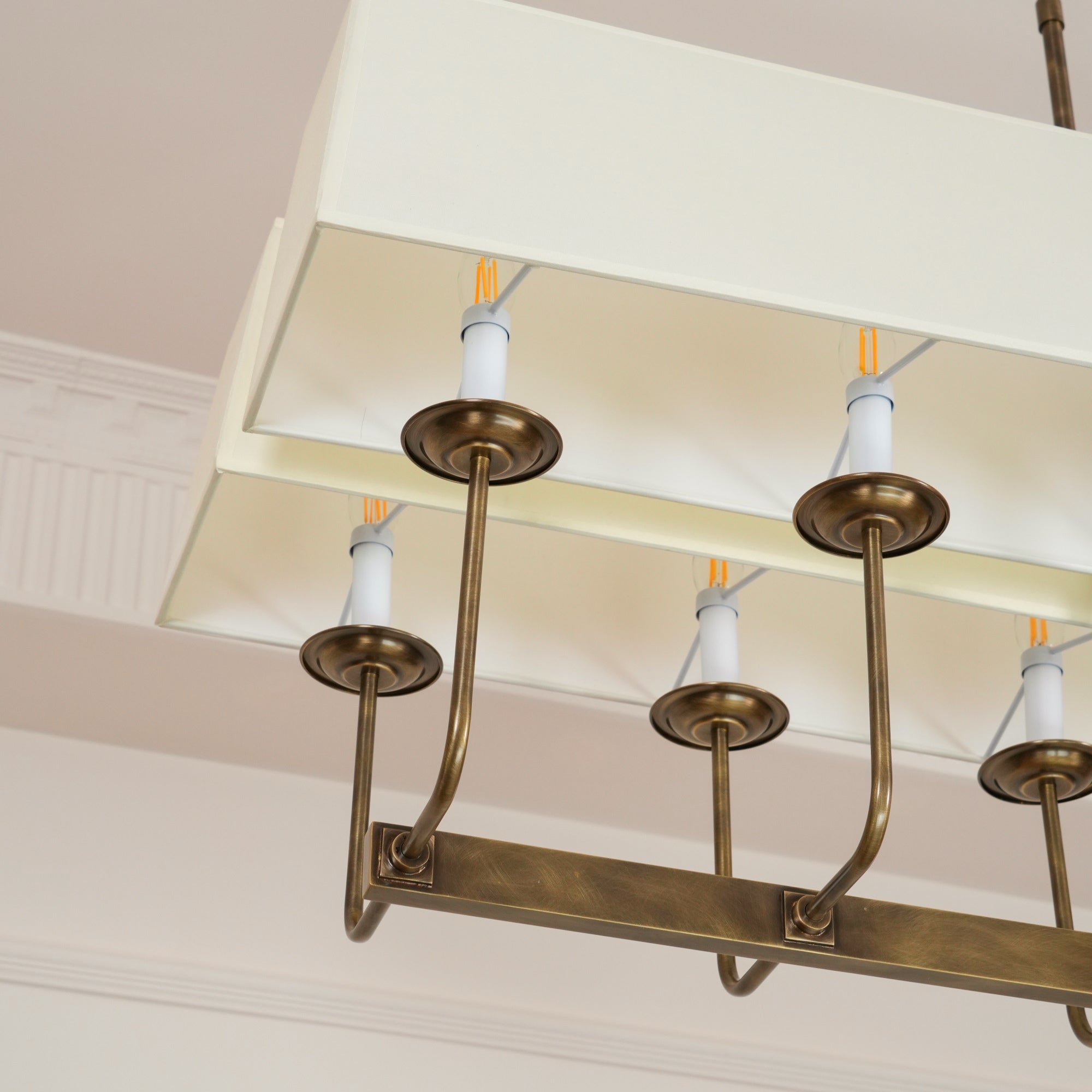 Beacon Linearer Kronleuchter aus Messinggewebe-Letslighting