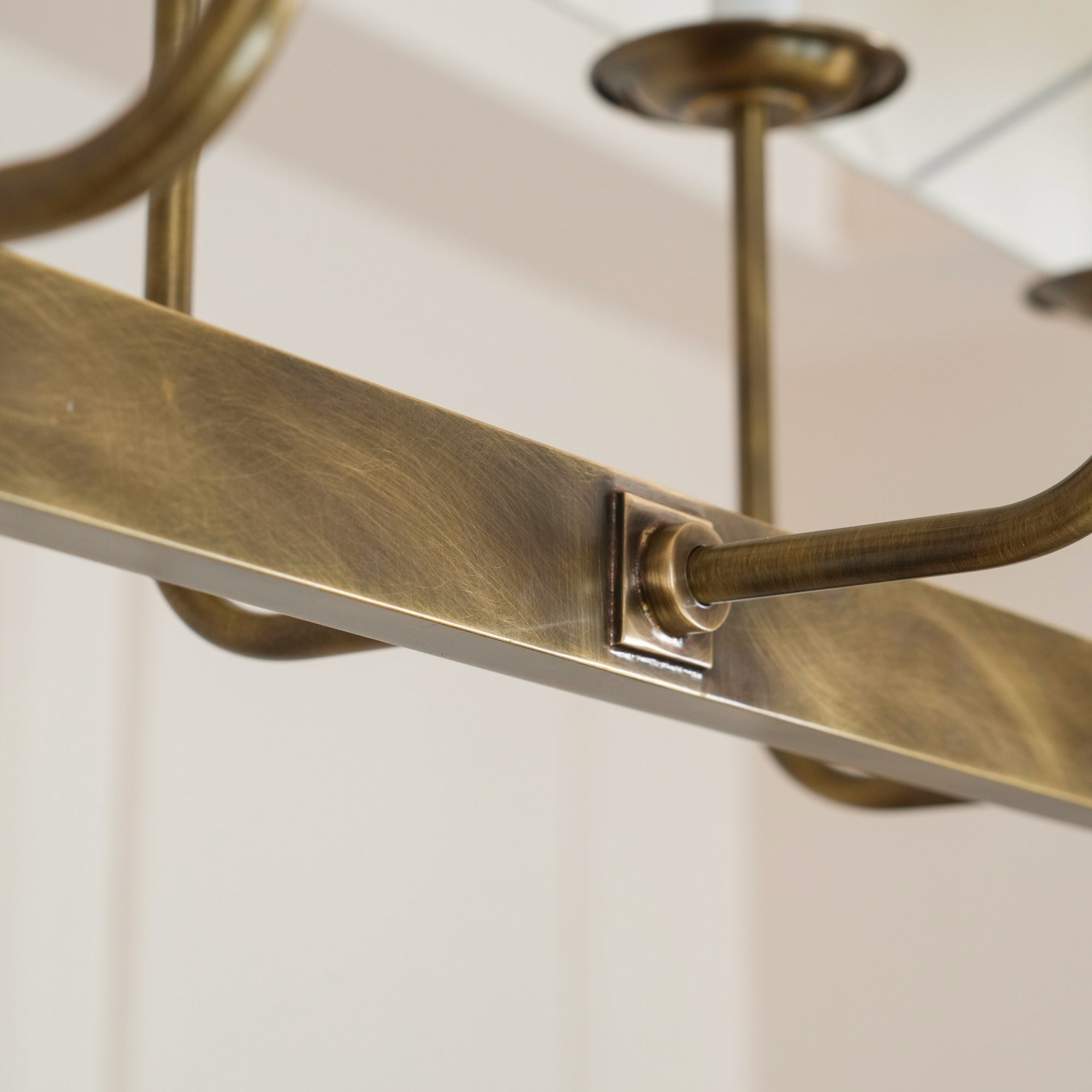 Beacon Linearer Kronleuchter aus Messinggewebe-Letslighting