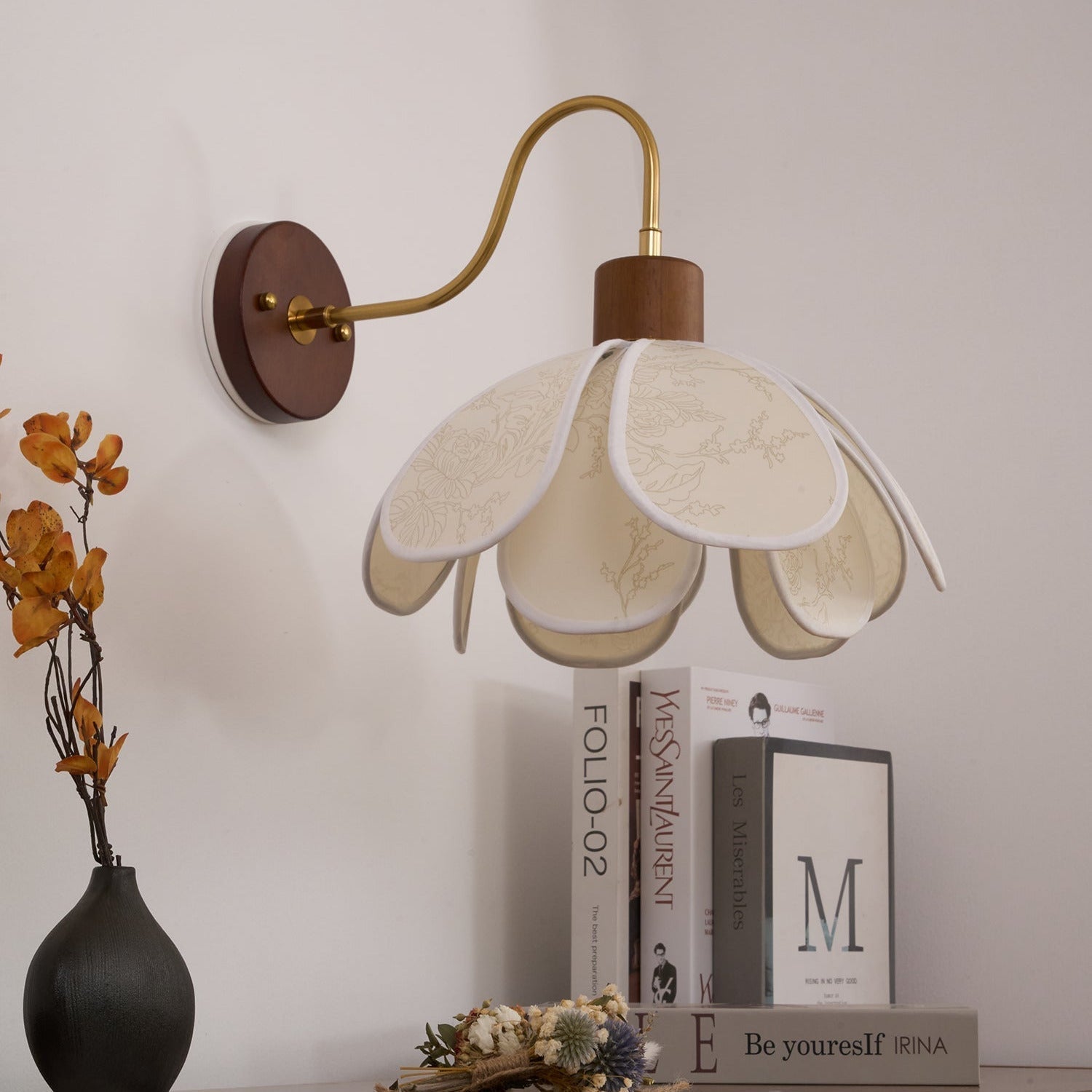 Yuki Wandleuchte mit floralen Holzelementen und Stoffschirm