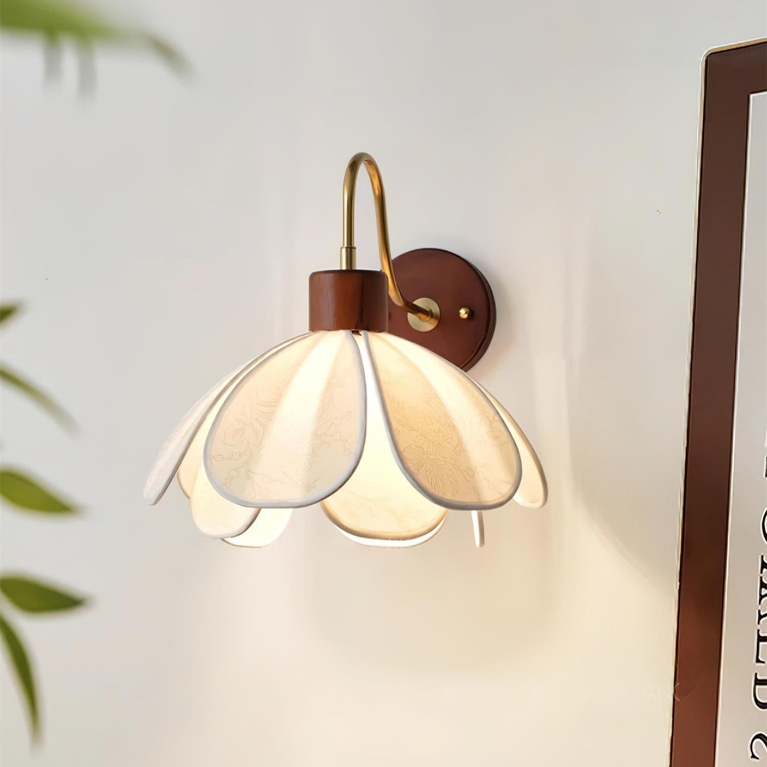 Yuki Wandleuchte mit floralen Holzelementen und Stoffschirm