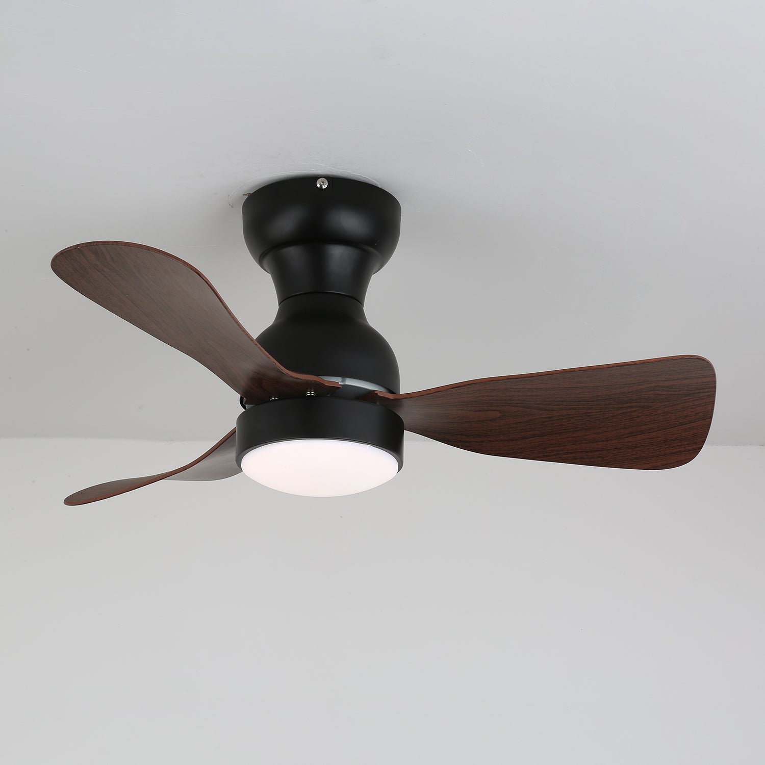 Blick von oben auf den Aurdorus Deckenventilator, der das Flügeldesign zeigt