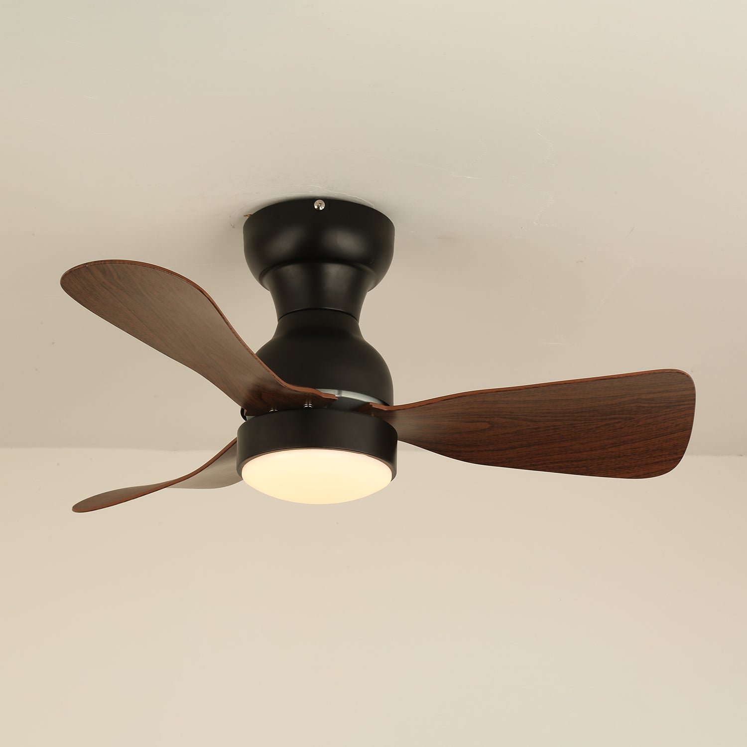 Aurdorus Moderner Holz-Deckenventilator mit Beleuchtung aus einem anderen Blickwinkel