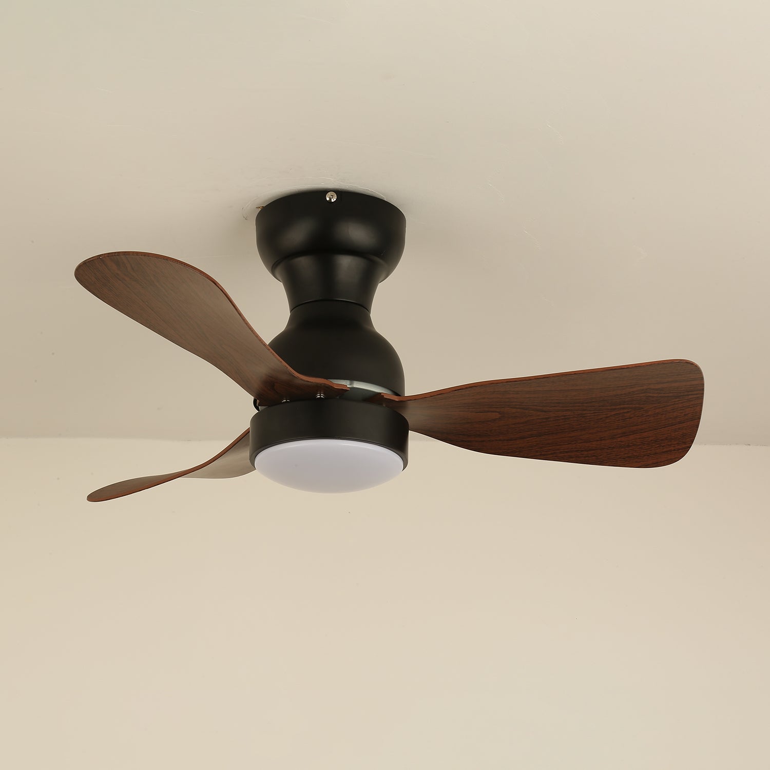 Aurdorus Ventilatorleuchte, die ihr schlankes, minimalistisches Design präsentiert