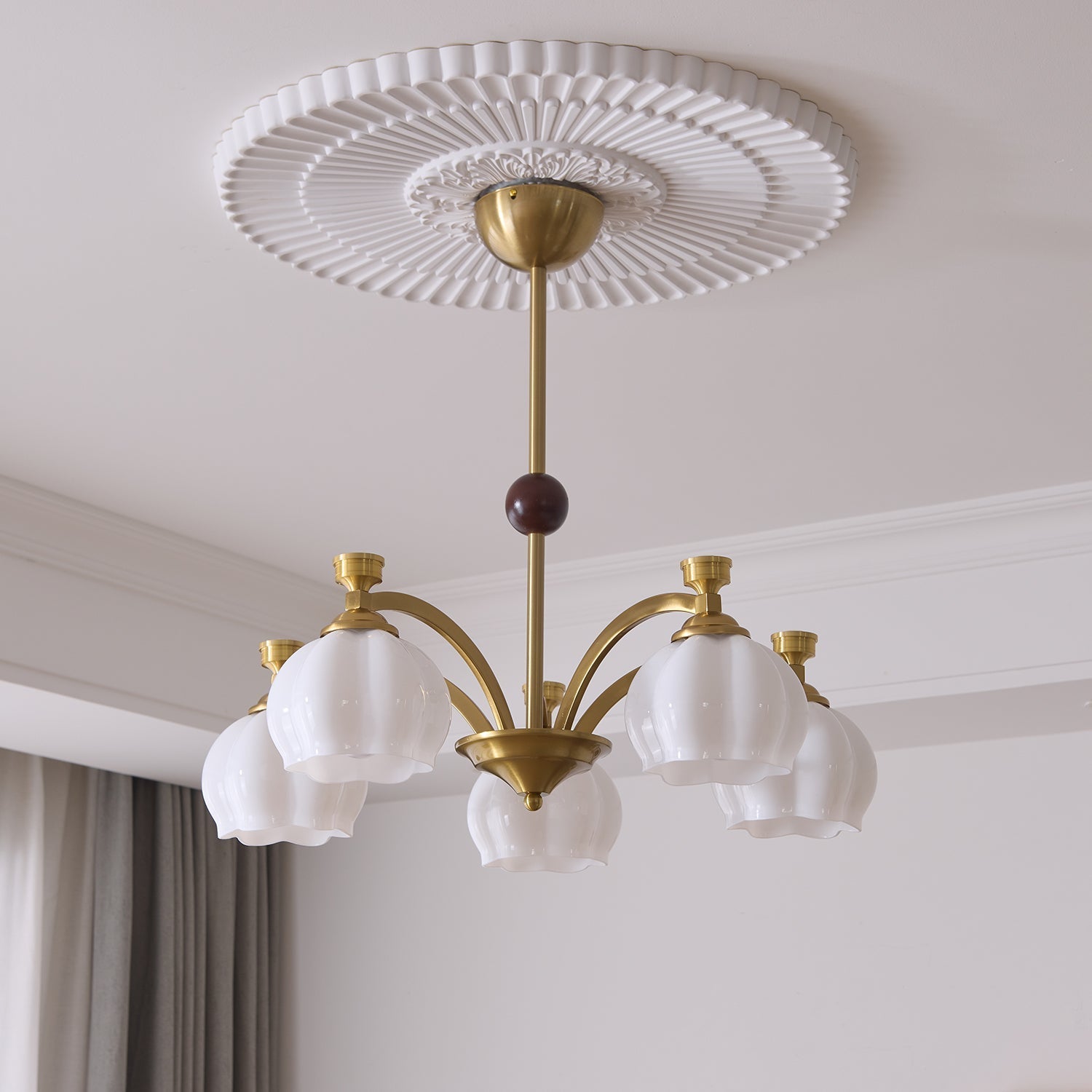 Alshaarae Traditioneller Premium-Bogen-Kronleuchter aus Holz und Glas-Letslighting