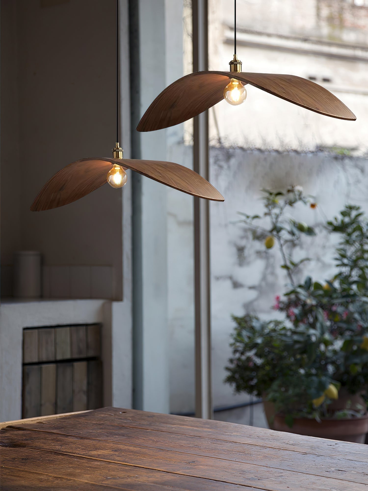 Curve Wooden Pendant Lamp - Blowlighting