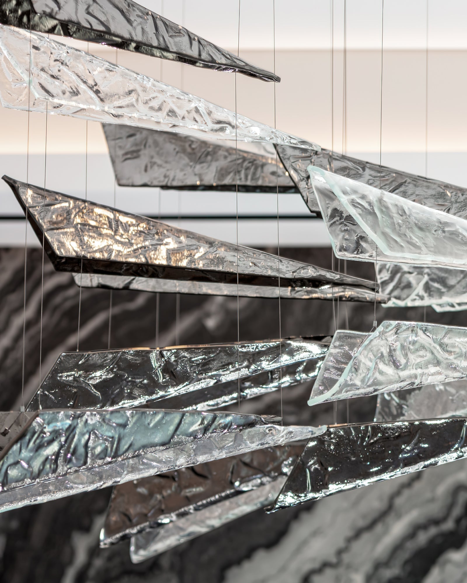 Nyvinia Glas Feder-Form Kronleuchter-Letslighting
