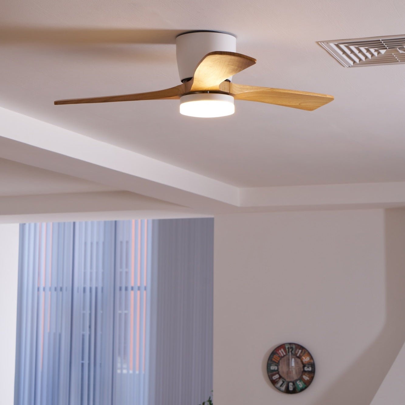 Elena Moderner Holz-Deckenventilator mit Licht in einer gewerblichen Umgebung