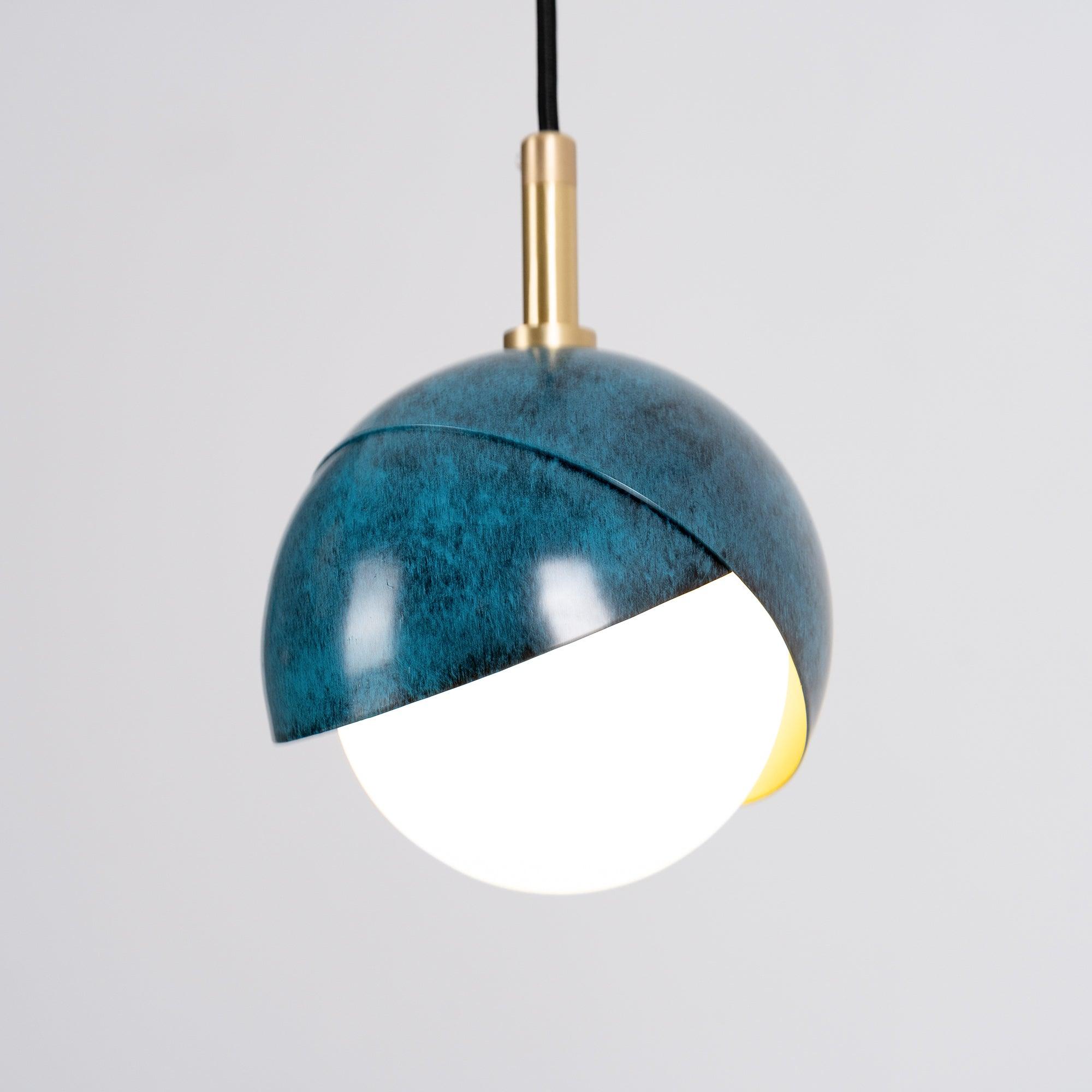 Solara Moderne Pendelleuchte Messing Geschachtelte Opalkugel-Letslighting