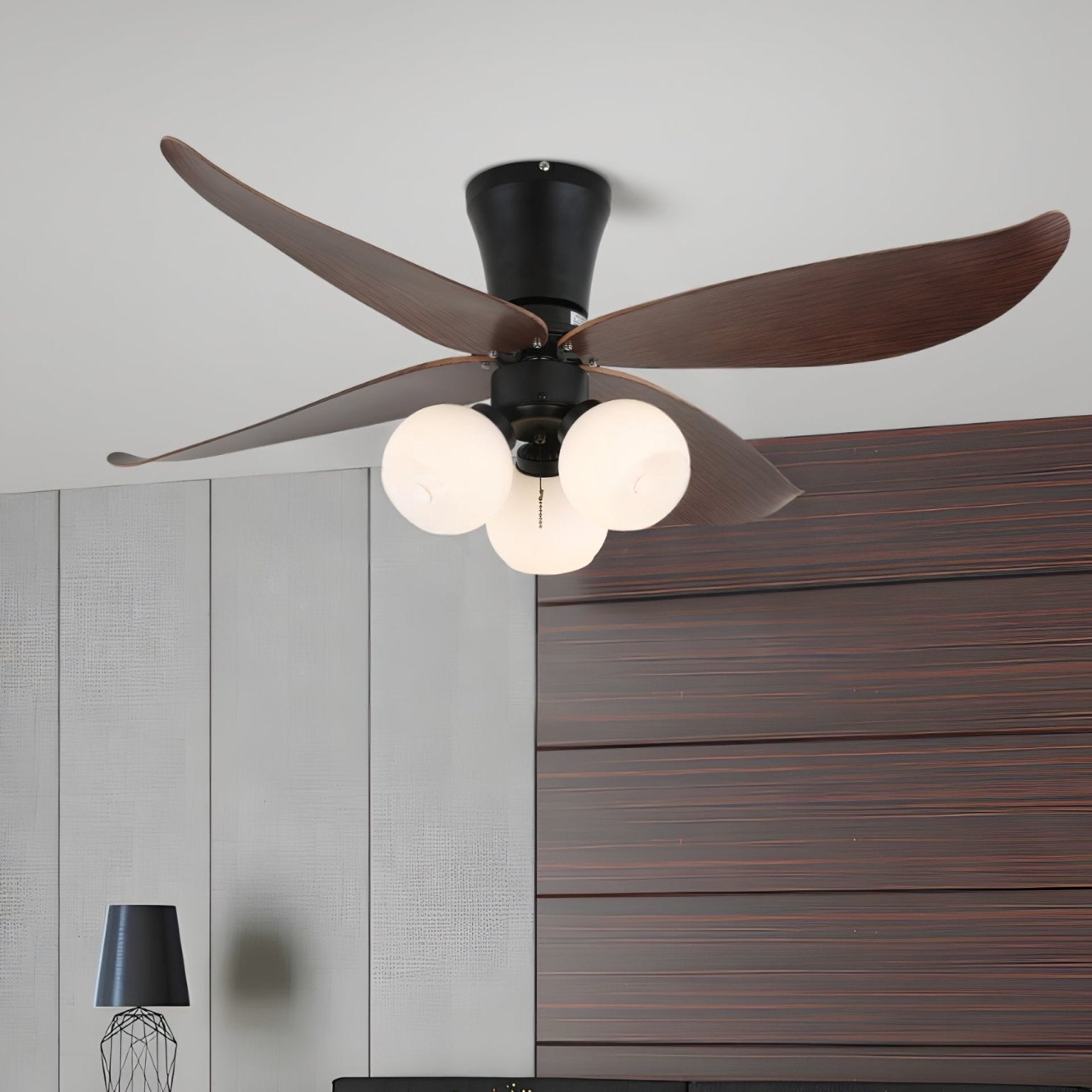 Nahaufnahme des Glasschirms der Lunair Vintage Deckenventilatorleuchte