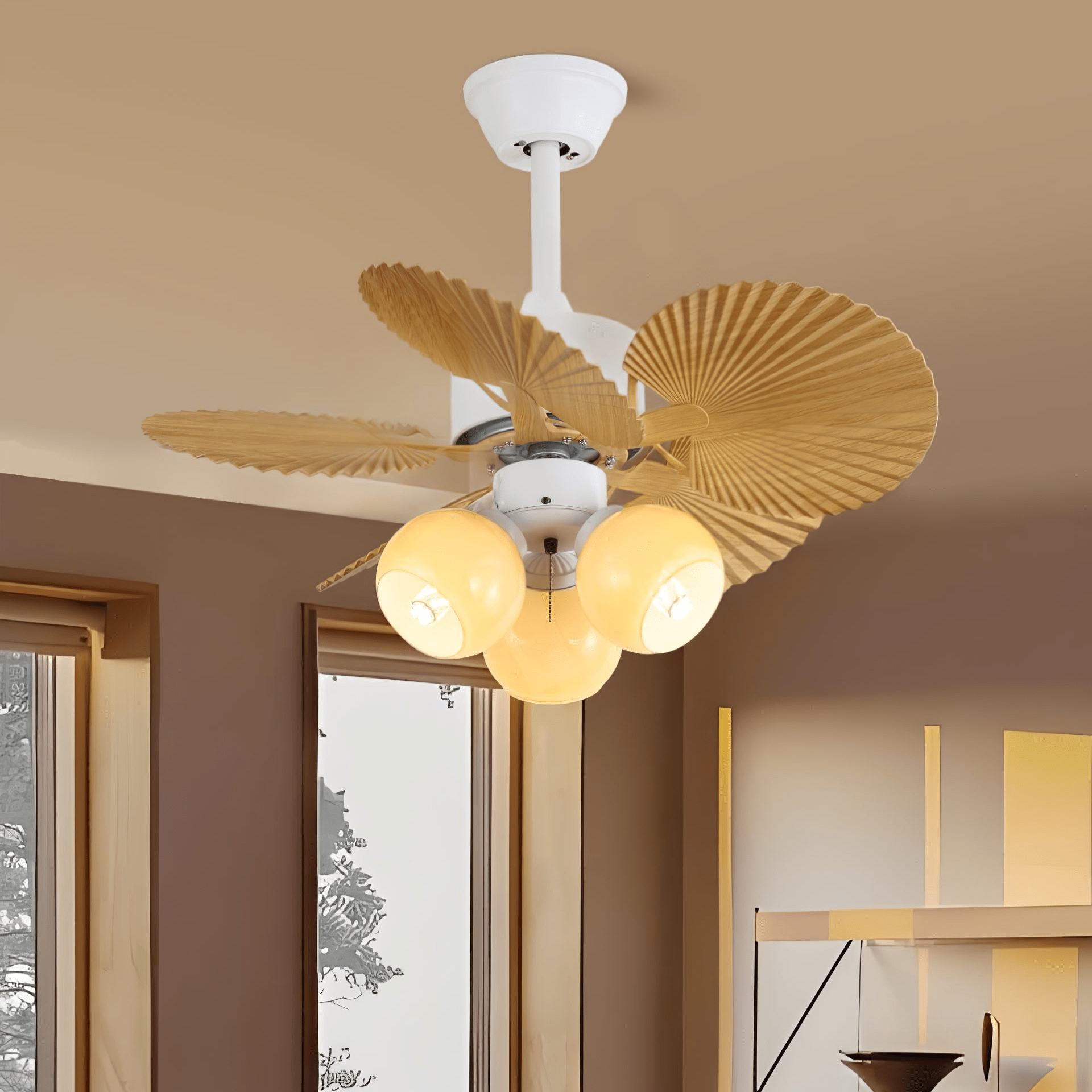 Nahaufnahme der Holzoberfläche und des Glasschirms der Aurelia Deckenventilatorleuchte