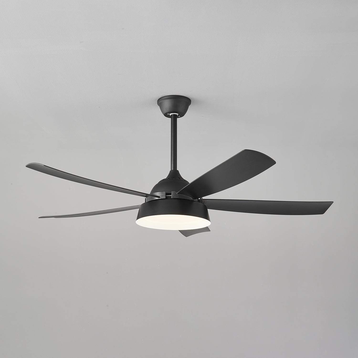 Orvino Deckenventilatorleuchte Holz in dunkler Umgebung, nur mit Licht an