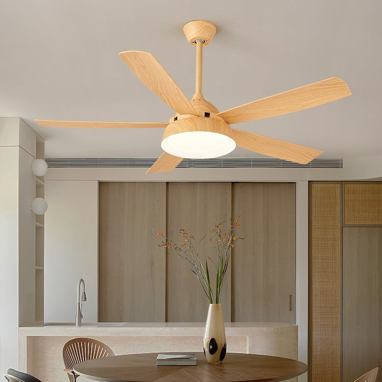 Orvino Deckenventilatorleuchte Holz, installiert in einem Wohnzimmer
