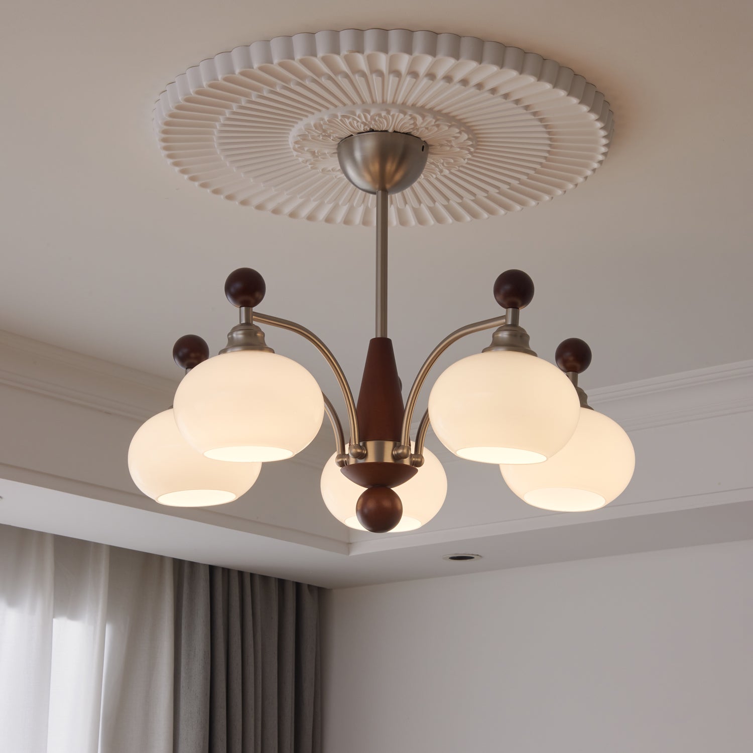 Ivloria Traditionelle Eleganz Orbit Holz Glas Kronleuchter-Letslighting