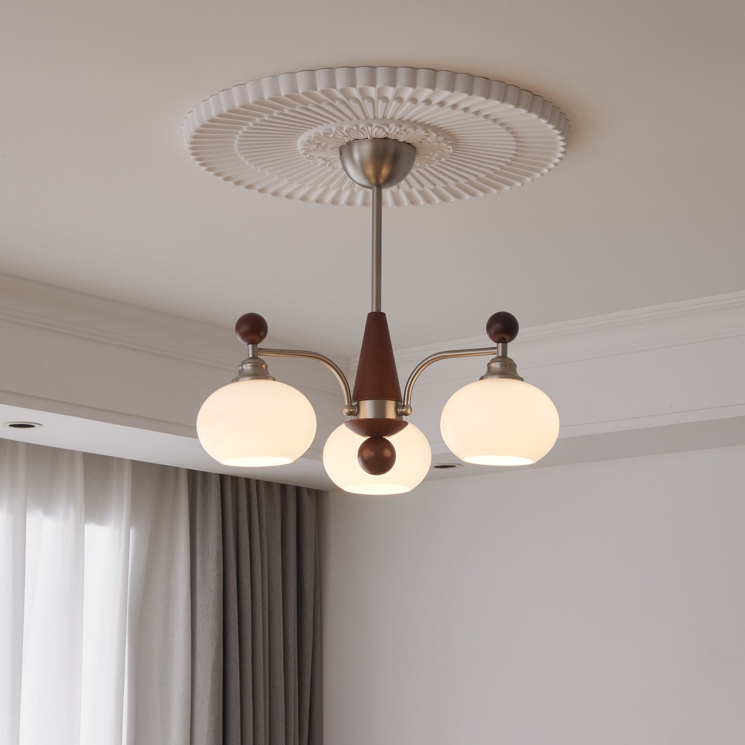 Ivloria Traditionelle Eleganz Orbit Holz Glas Kronleuchter-Letslighting