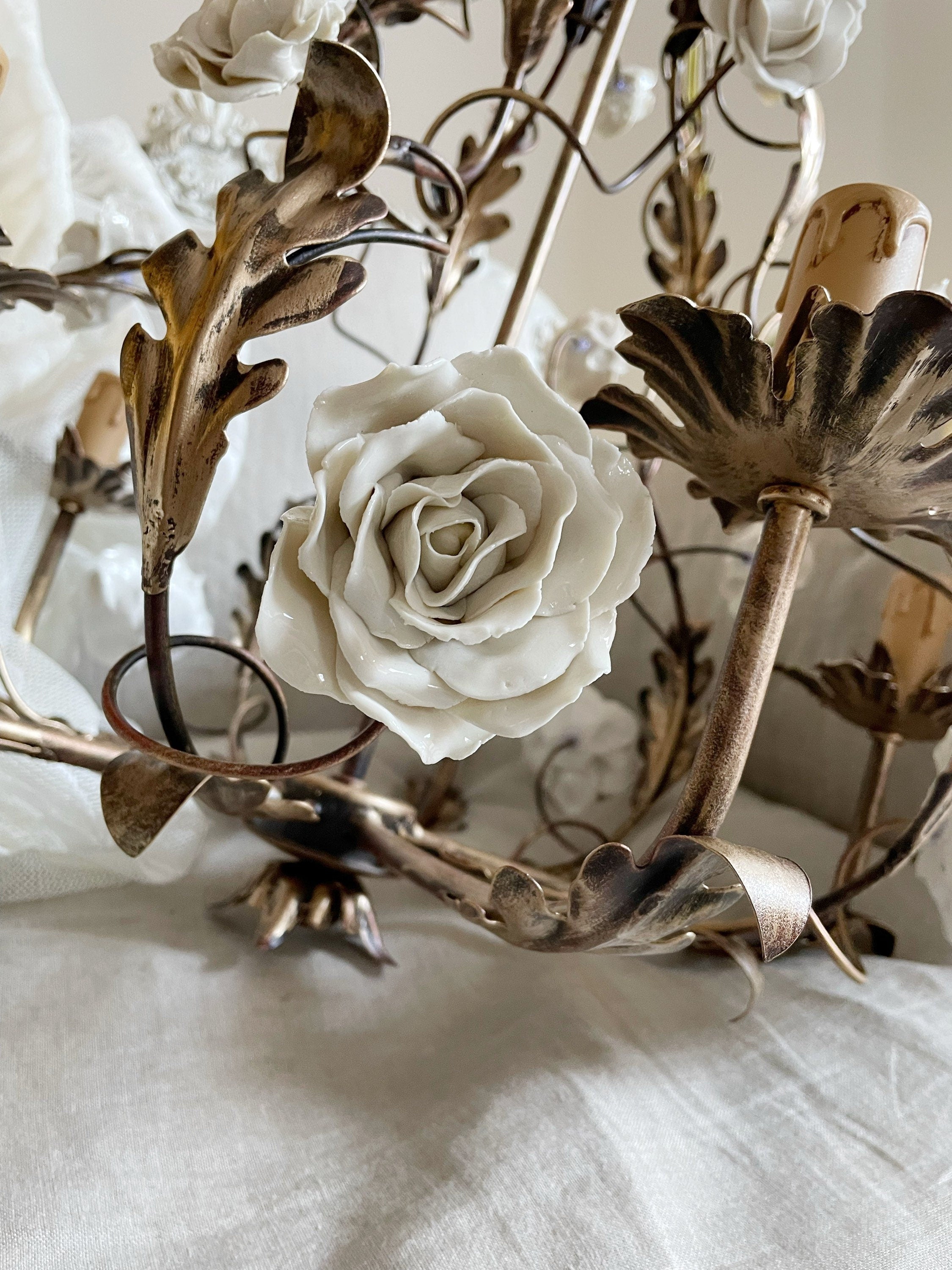 Araeyra Postmoderner Luxus Rosen-Keramik-Kronleuchter-Letslighting