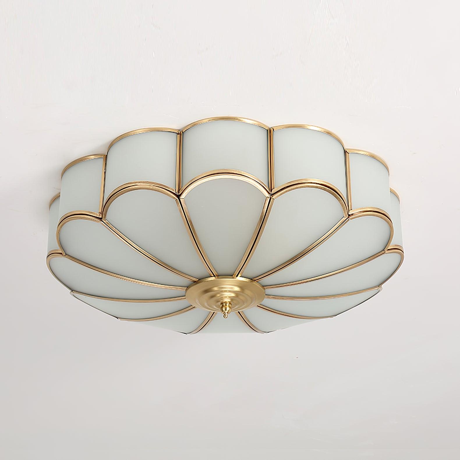 Ulira Deckenleuchte in Blumenform mit satiniertem Glas und Messing